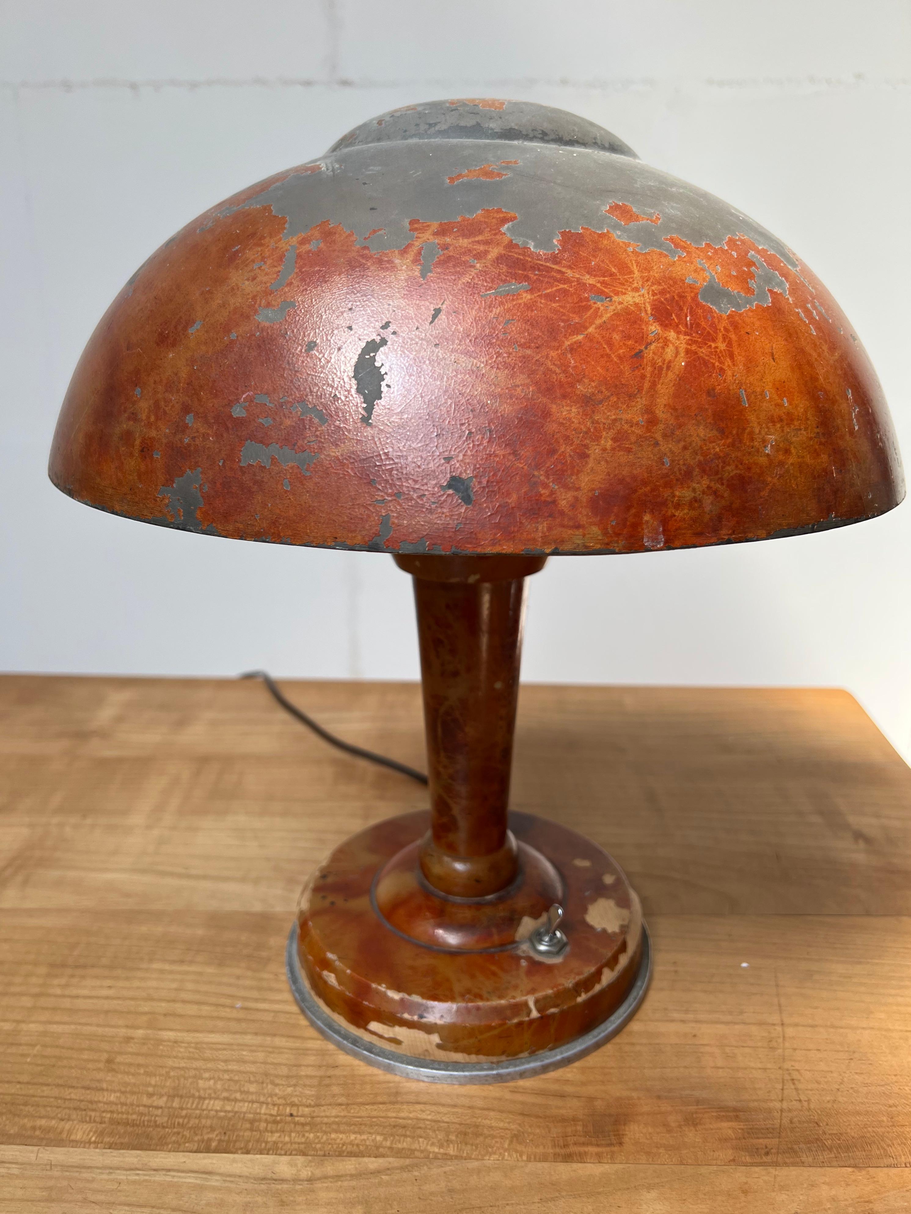 Seltene Art Deco Pilzhut-Tisch- oder Schreibtischlampe aus Messing, Metall und Holz, signiert M. Sabino (Art déco) im Angebot
