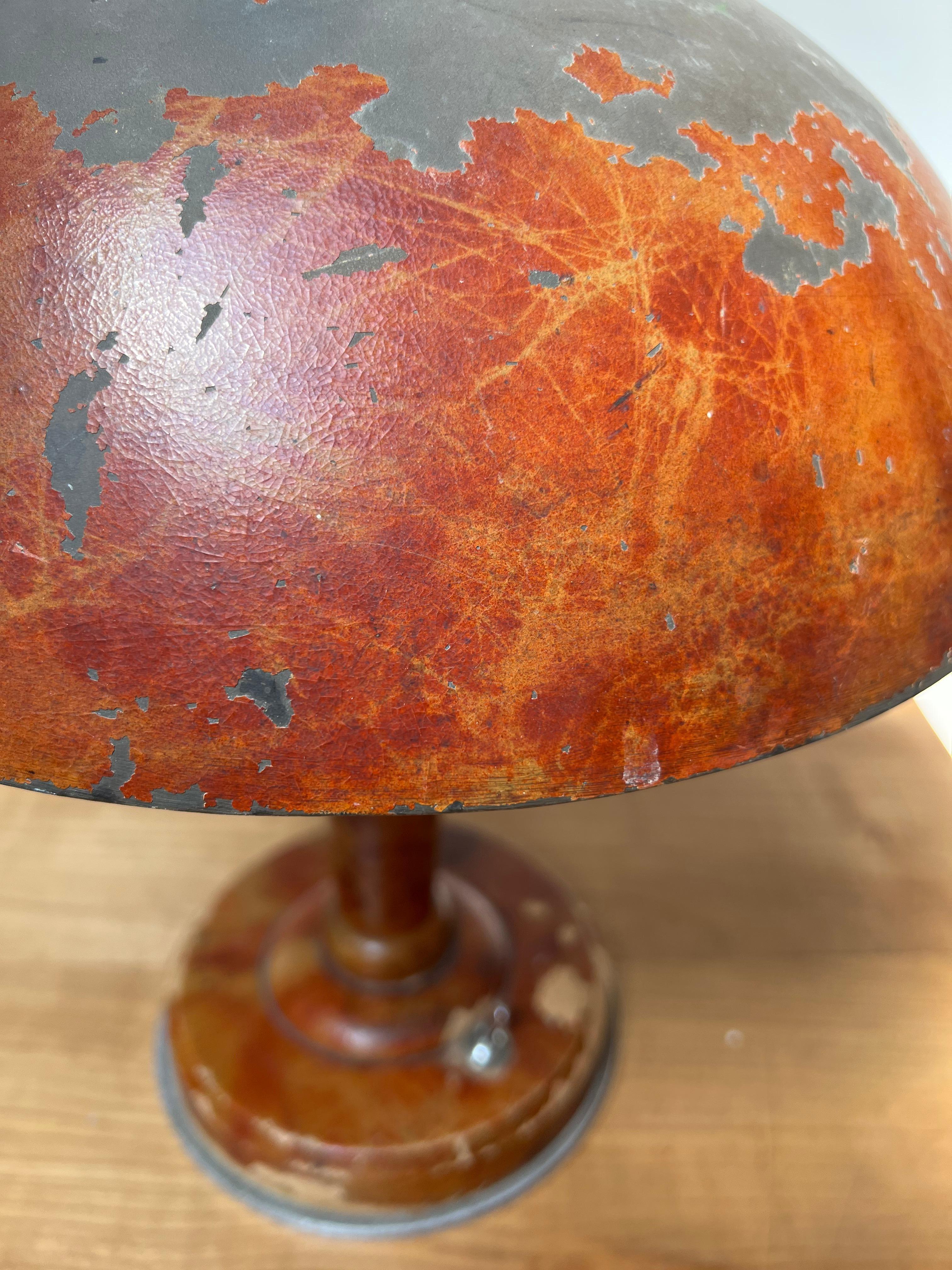 Seltene Art Deco Pilzhut-Tisch- oder Schreibtischlampe aus Messing, Metall und Holz, signiert M. Sabino (Französisch) im Angebot