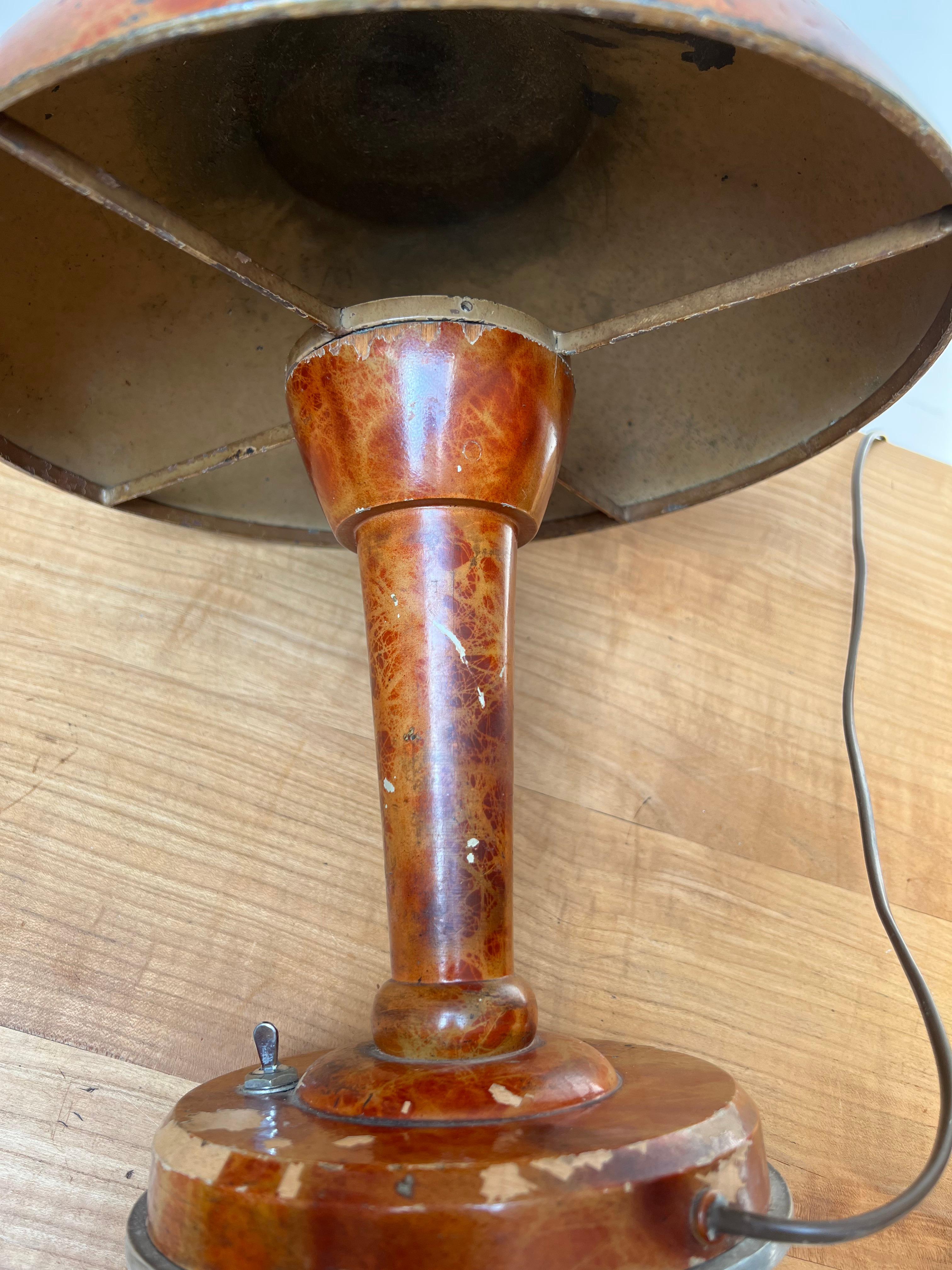 Rare lampe de bureau ou lampe à chapeau champignon Art Déco en laiton, métal et bois Bon état - En vente à Lisse, NL