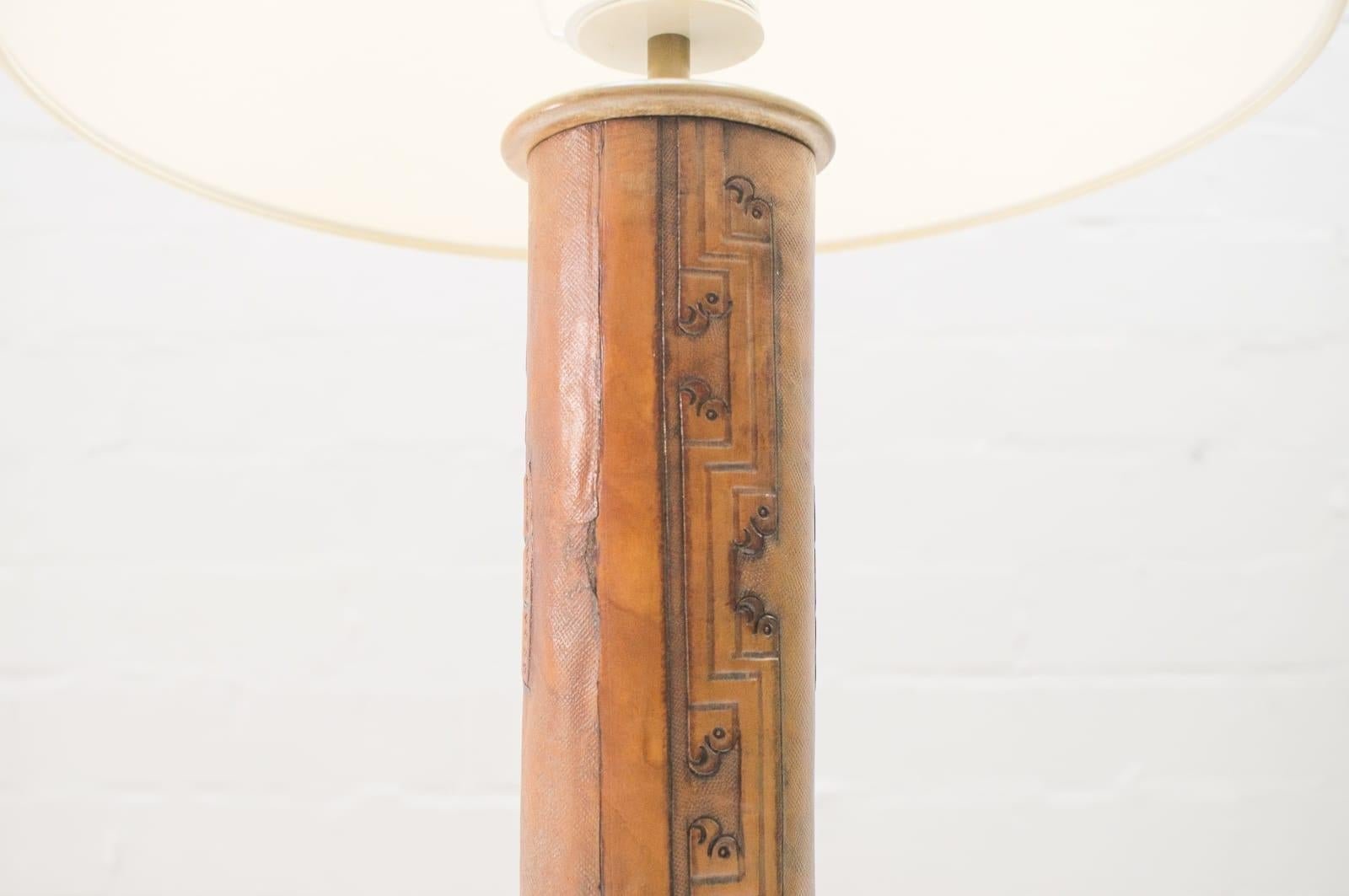 Rare lampe de bureau en cuir fabriquée à la main avec motif Maja Motiv par Kaiser Leuchten, années 1960 en vente 2