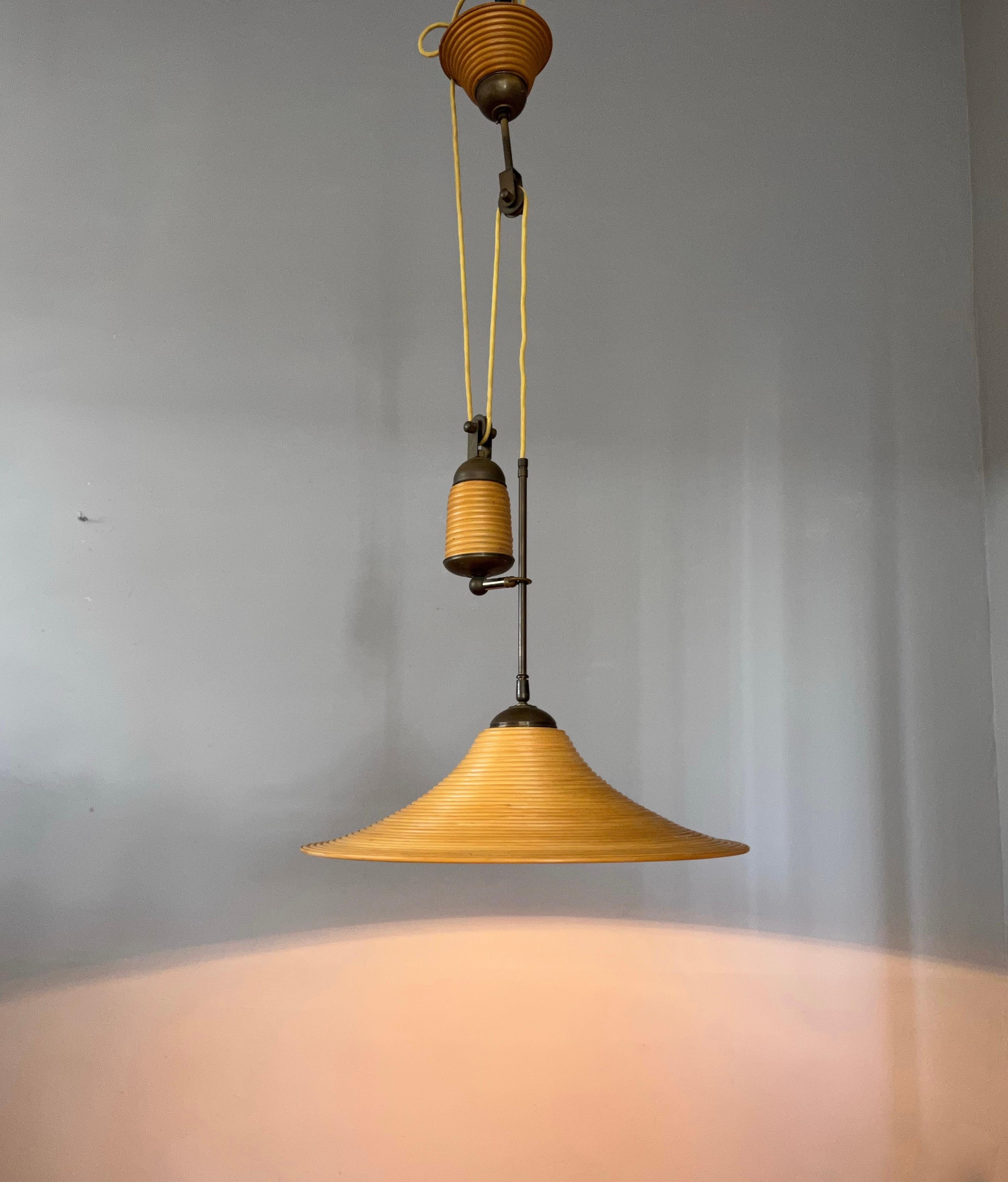 Rare lampe à suspension / plafonnier en rotin et laiton, fabriquée à la main, de style mi-siècle moderne en vente 2