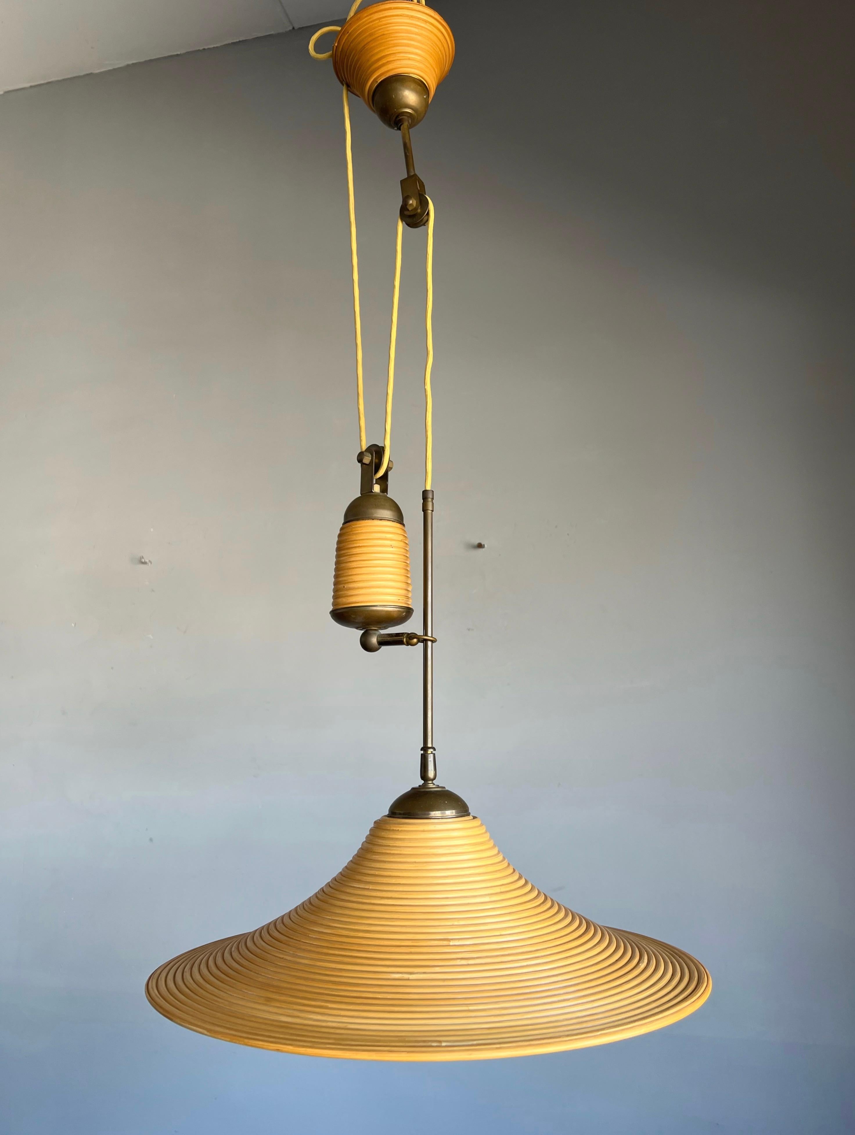 Rare lampe à suspension / plafonnier en rotin et laiton, fabriquée à la main, de style mi-siècle moderne en vente 3