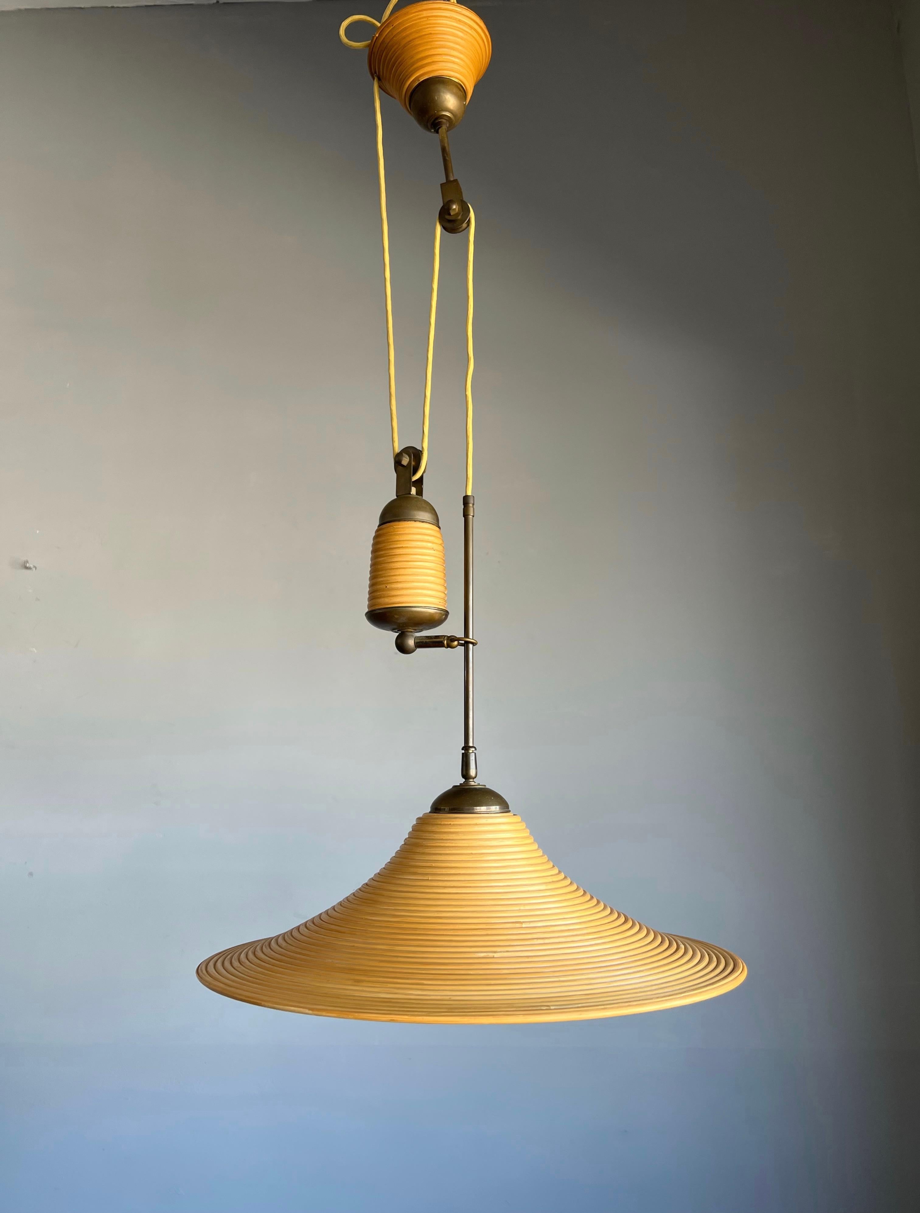 Rare lampe à suspension / plafonnier en rotin et laiton, fabriquée à la main, de style mi-siècle moderne en vente 4