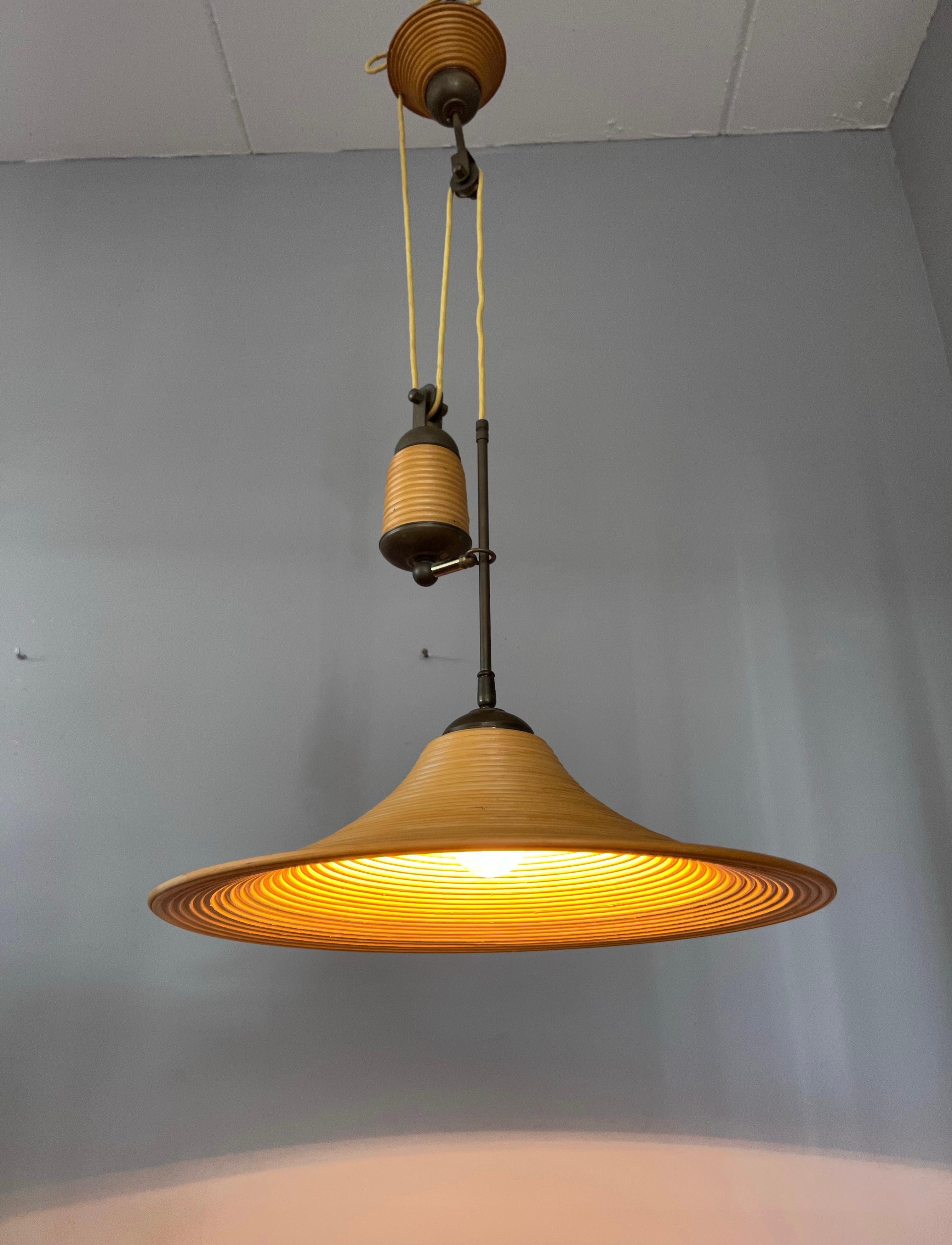 Rare lampe à suspension / plafonnier en rotin et laiton, fabriquée à la main, de style mi-siècle moderne en vente 6