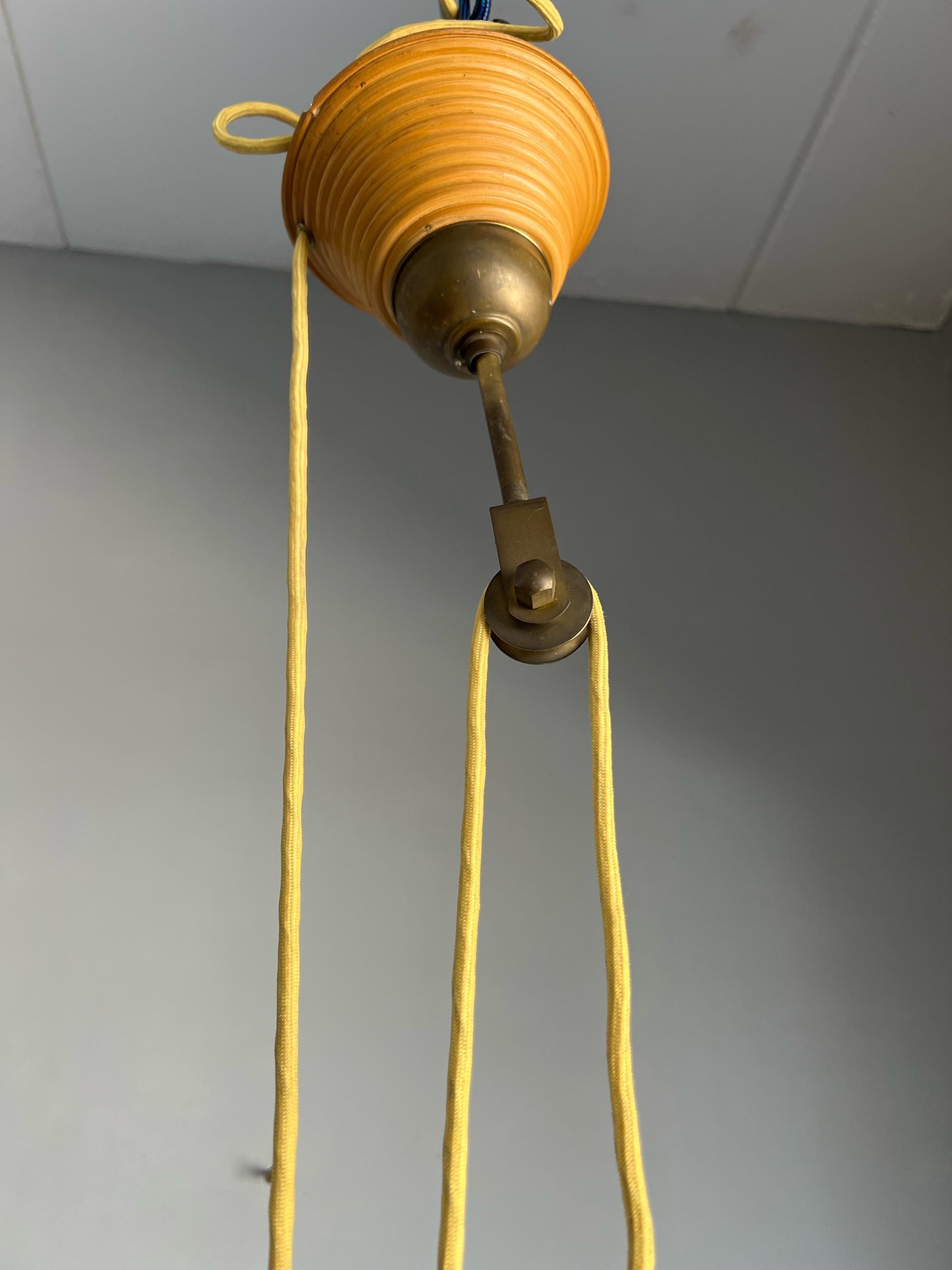 Rare lampe à suspension / plafonnier en rotin et laiton, fabriquée à la main, de style mi-siècle moderne en vente 7