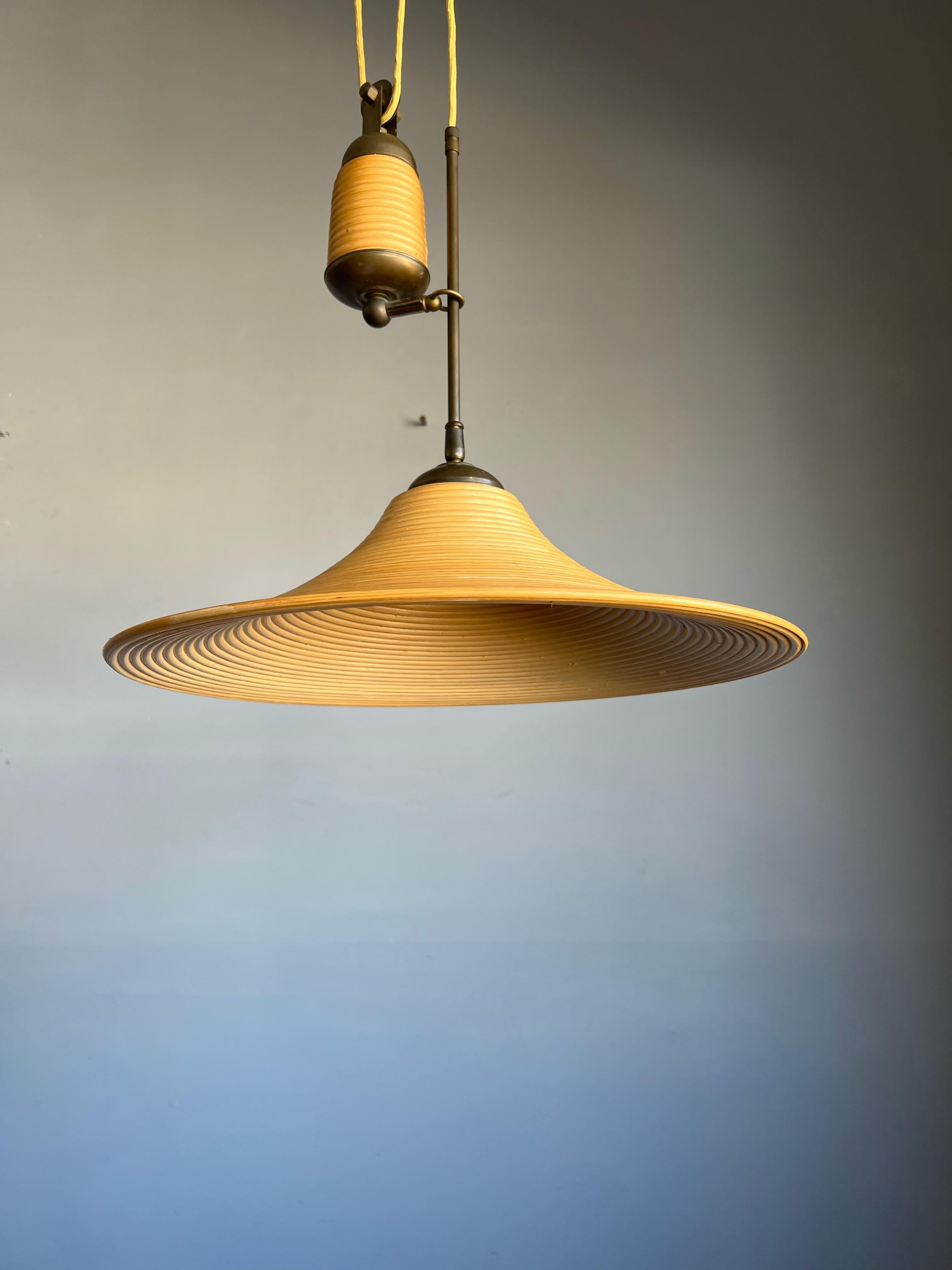 Rare lampe à suspension / plafonnier en rotin et laiton, fabriquée à la main, de style mi-siècle moderne en vente 9