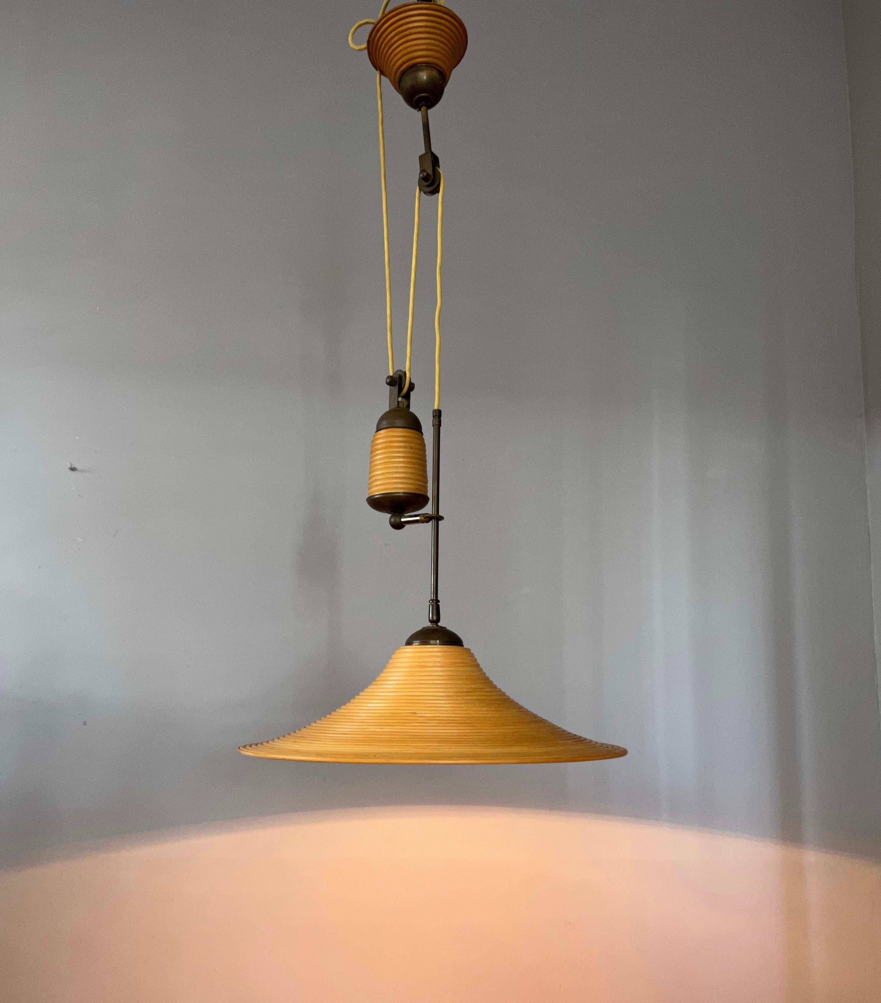 Mid-Century Modern Rare lampe à suspension / plafonnier en rotin et laiton, fabriquée à la main, de style mi-siècle moderne en vente