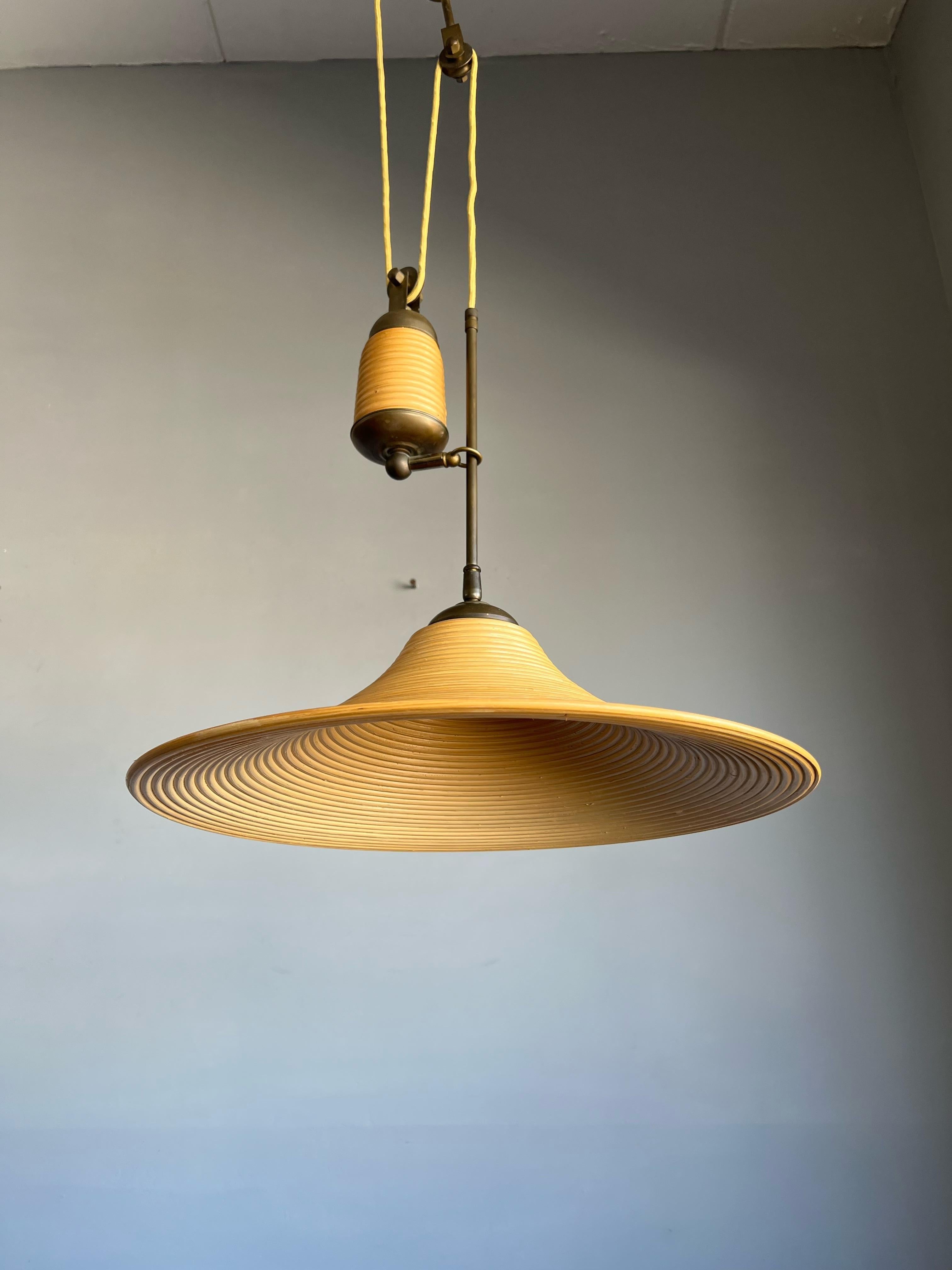 Fait main Rare lampe à suspension / plafonnier en rotin et laiton, fabriquée à la main, de style mi-siècle moderne en vente