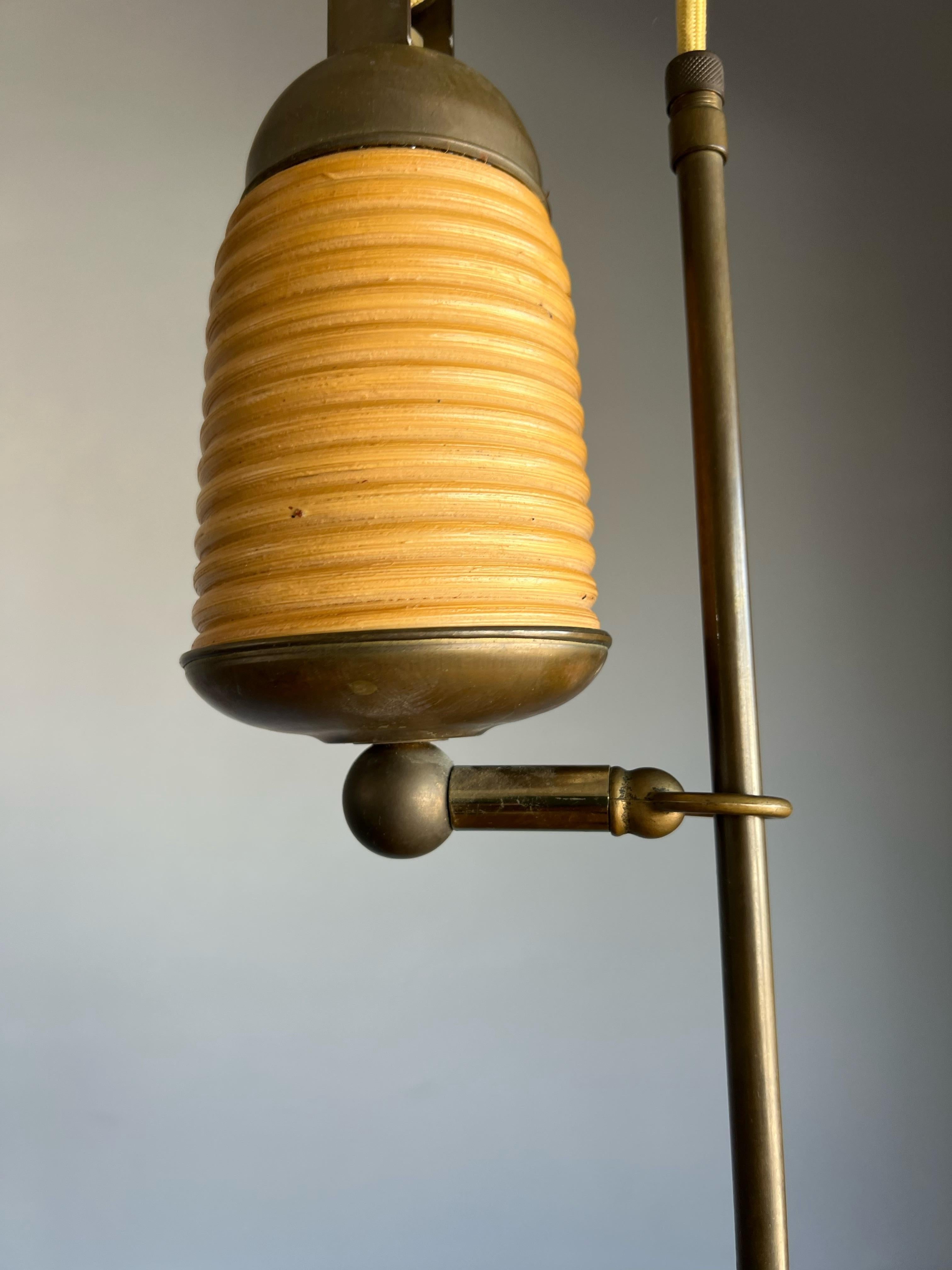 Rare lampe à suspension / plafonnier en rotin et laiton, fabriquée à la main, de style mi-siècle moderne en vente 1