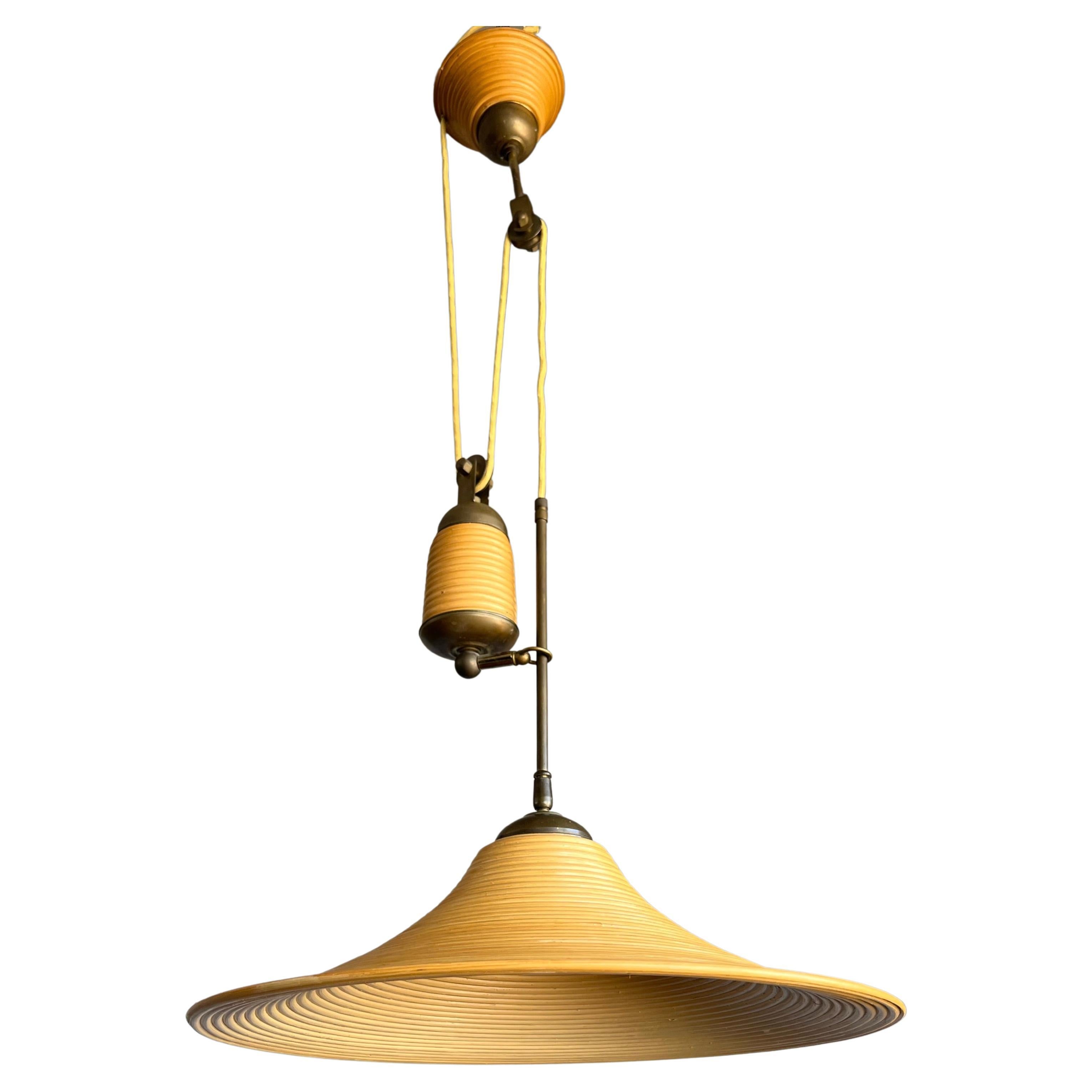 Rare lampe à suspension / plafonnier en rotin et laiton, fabriquée à la main, de style mi-siècle moderne
