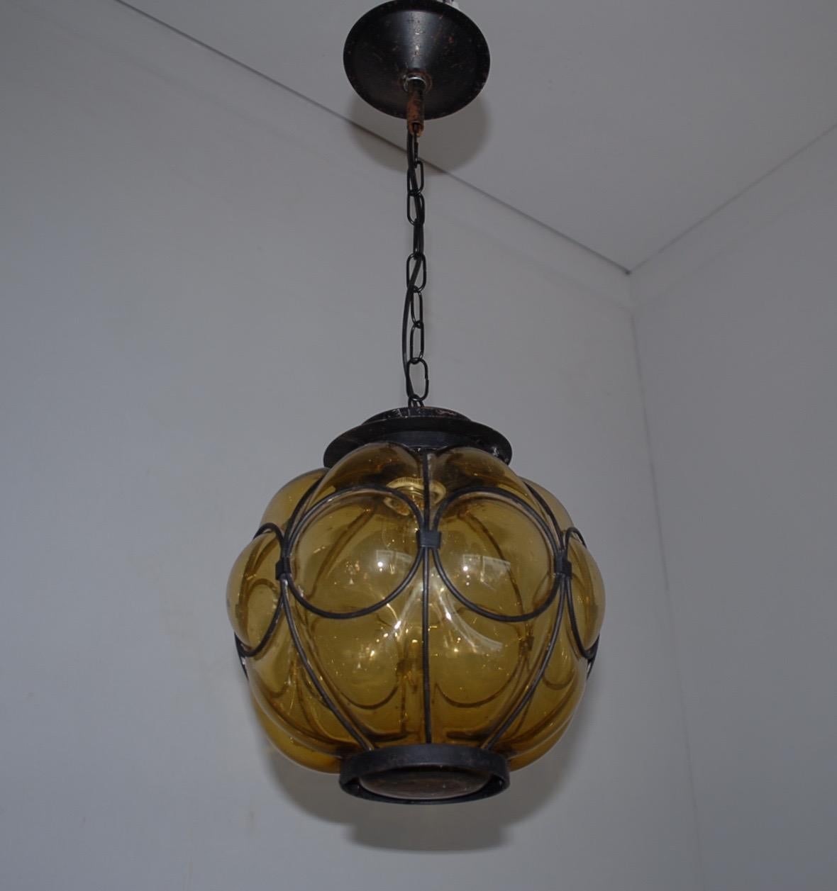 Rare & Handcrafted Midcentury Wrought Iron & Mouthblown Glass Venetian Pendant In Good Condition For Sale In Lisse, NL