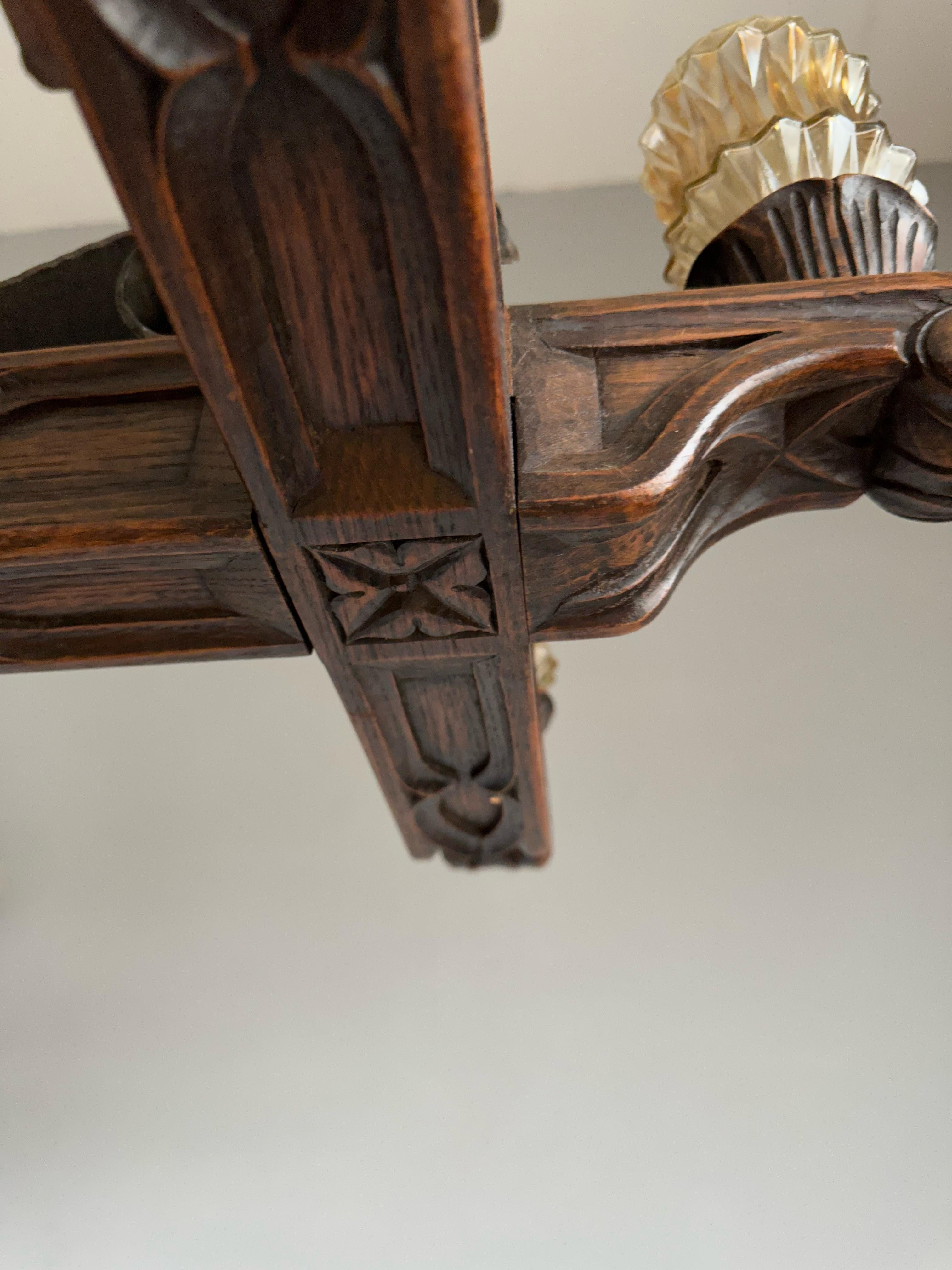 20ième siècle Rare lampe à suspension / lustre de Church Revive gothique en Oak et en fer, fabriqué à la main en vente