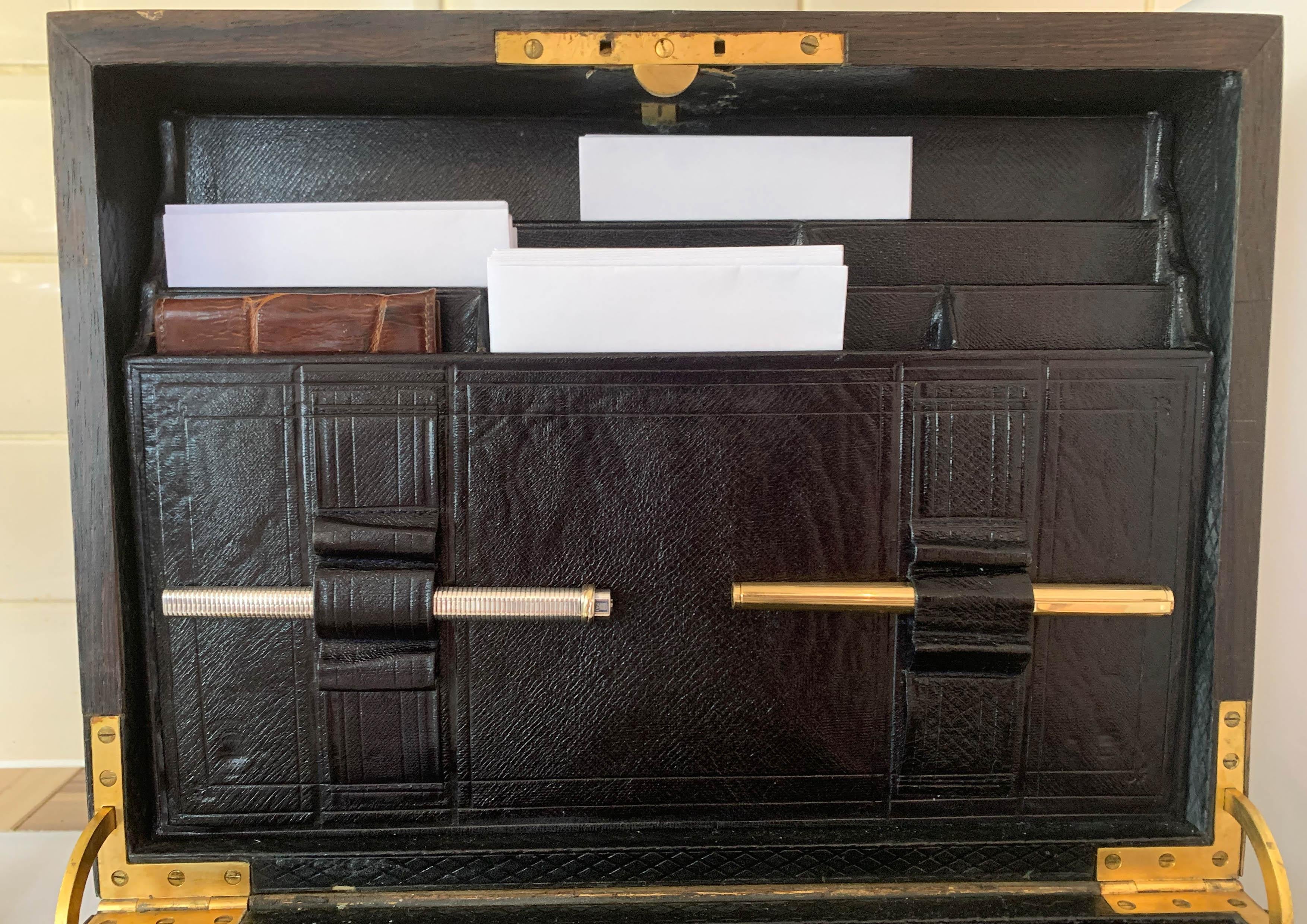 Seltener handgefertigter Regency-Schreibtisch aus Rosenholz mit Klappverschluss aus Leder im Angebot 6