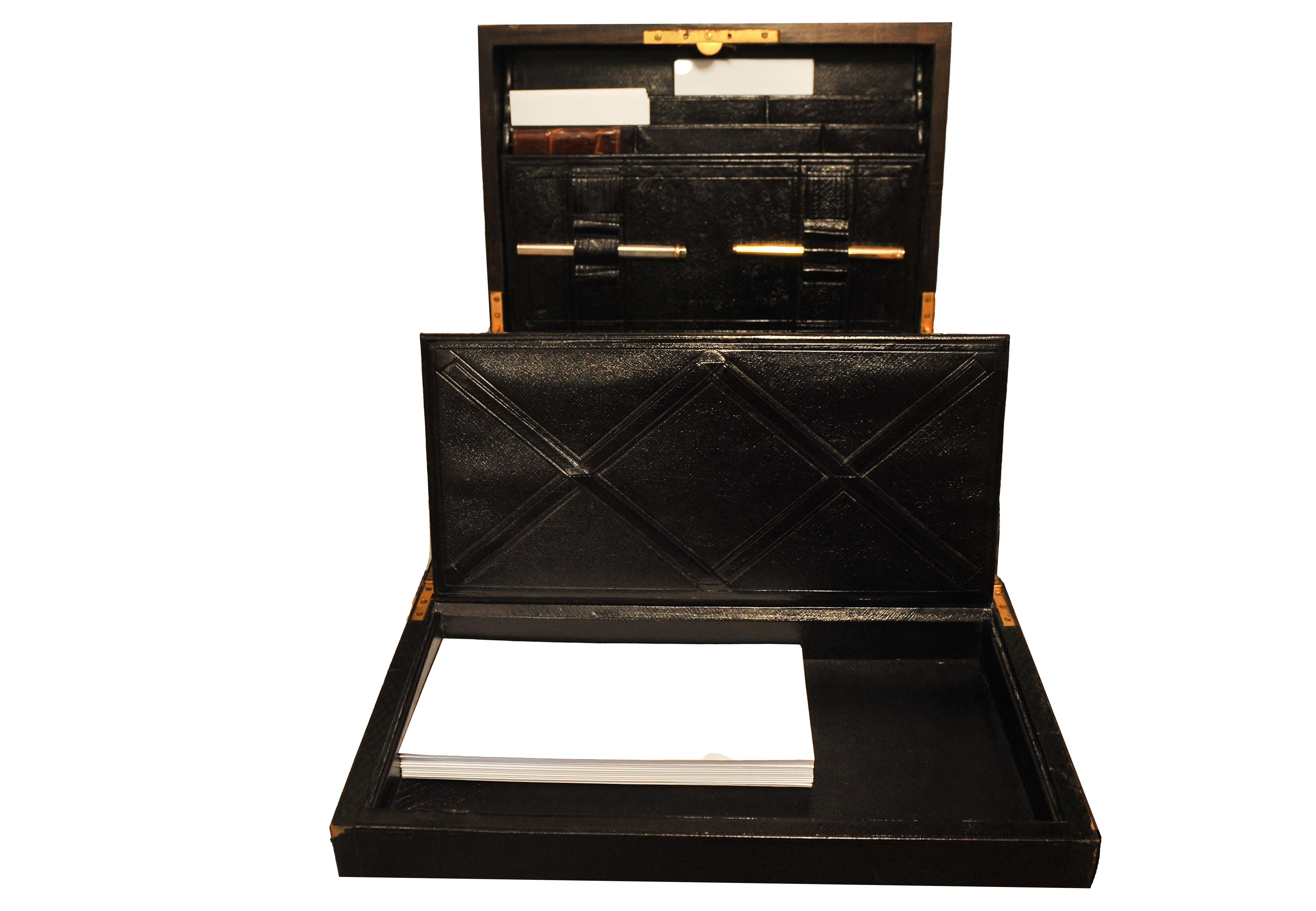 Laiton Rare écritoire de style Régence en bois de rose et cuir Foldes, fabriqué à la main en vente