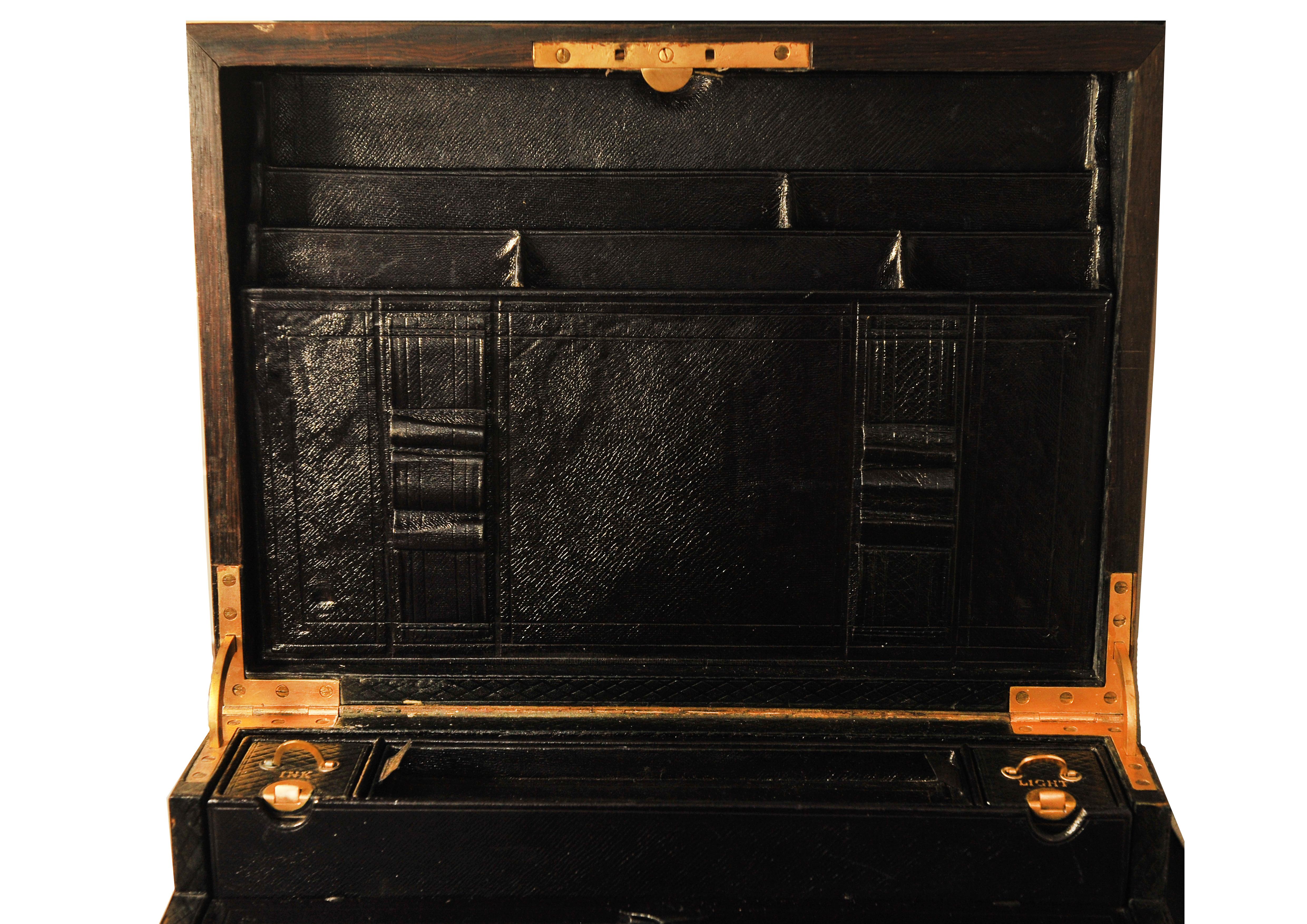 Rare écritoire de style Régence en bois de rose et cuir Foldes, fabriqué à la main en vente 9