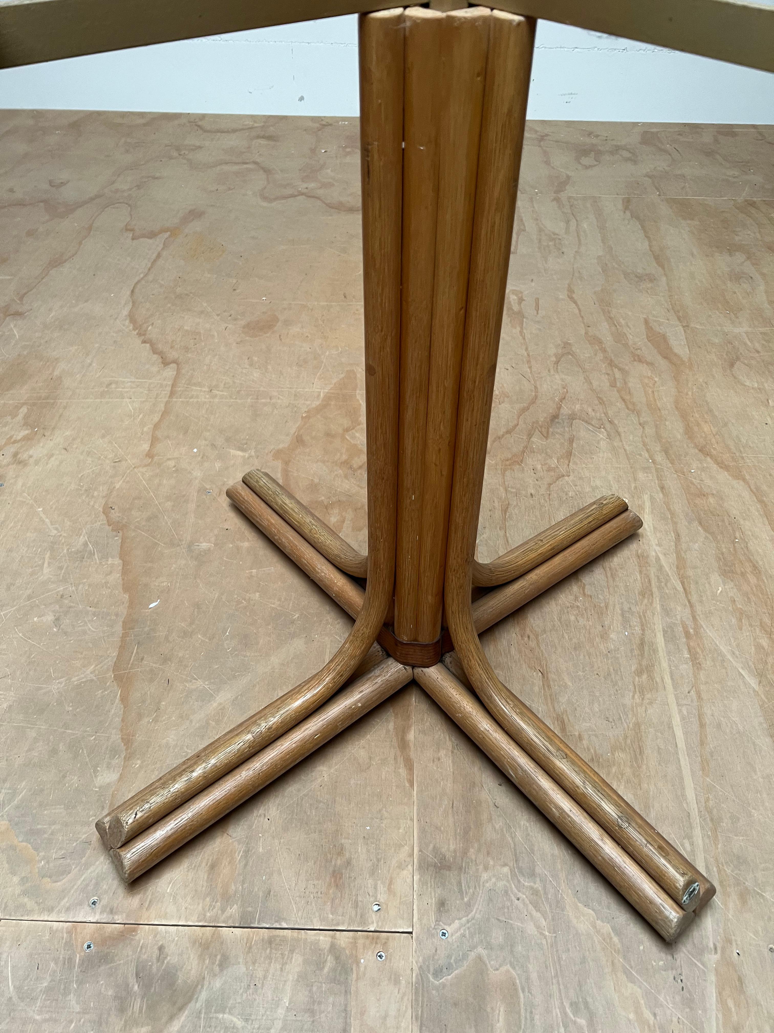 Rare table ronde moderne et élégante en rotin, cuir et chêne du milieu du siècle dernier, fabriquée à la main en vente 5