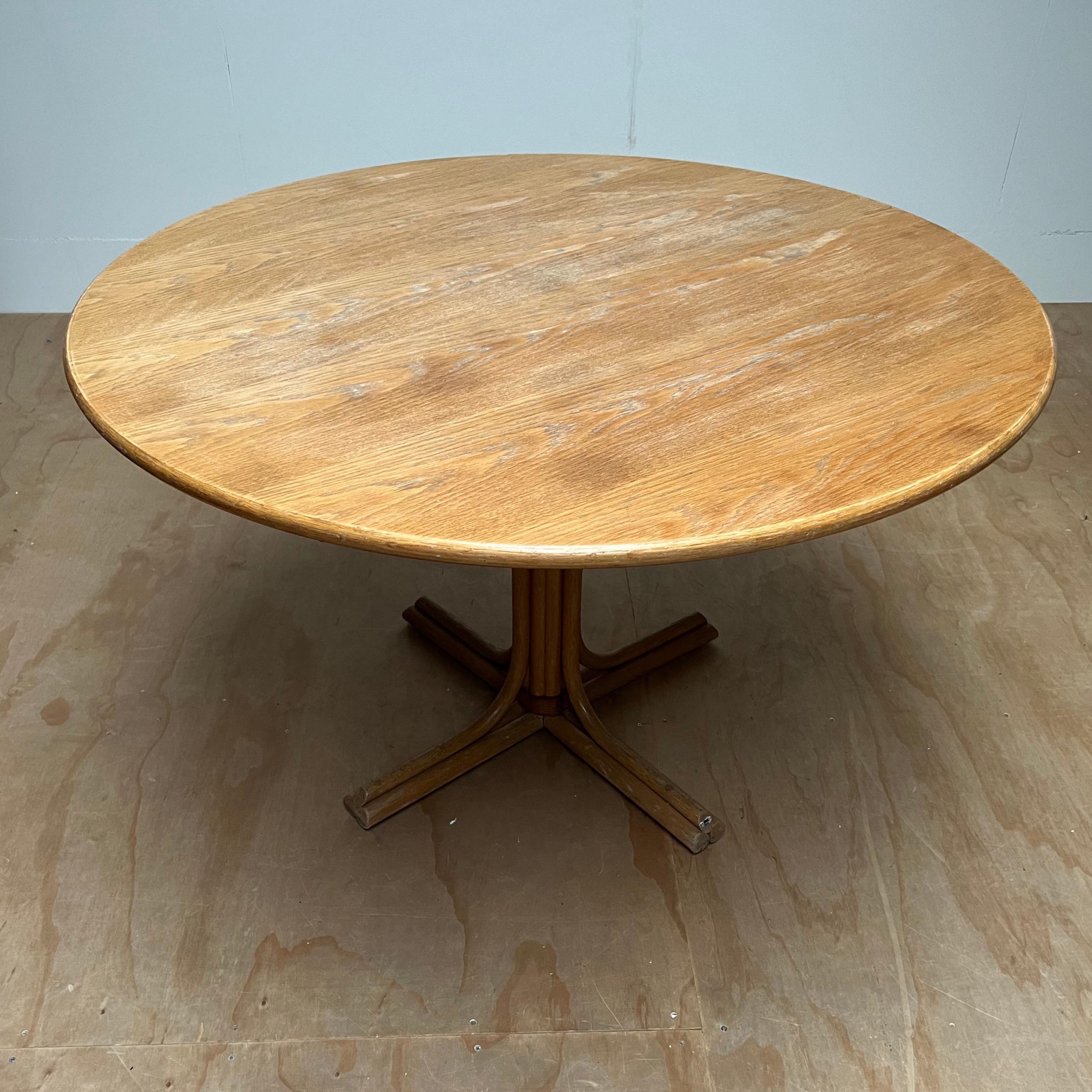 Néerlandais Rare table ronde moderne et élégante en rotin, cuir et chêne du milieu du siècle dernier, fabriquée à la main en vente