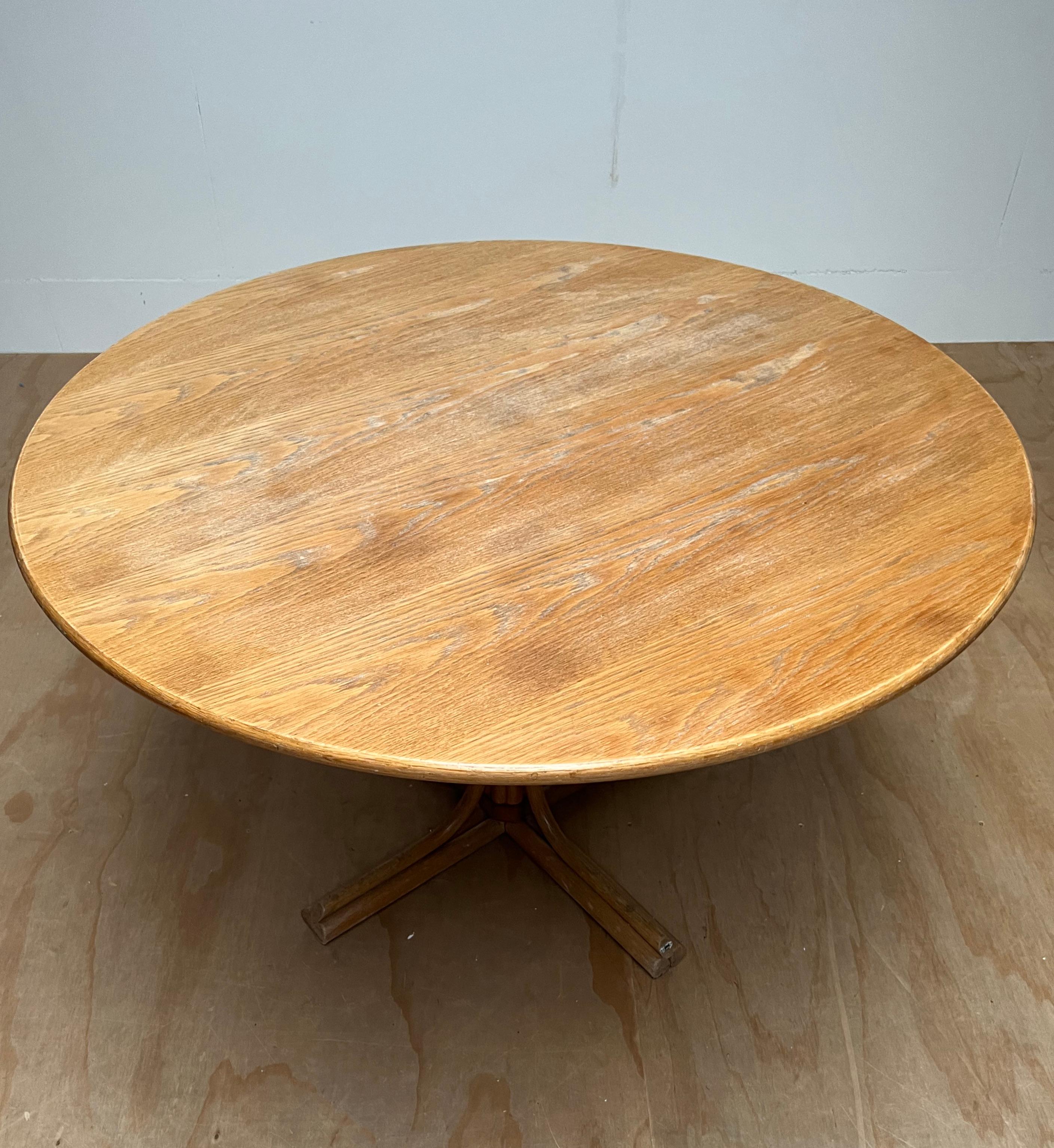 Patiné Rare table ronde moderne et élégante en rotin, cuir et chêne du milieu du siècle dernier, fabriquée à la main en vente