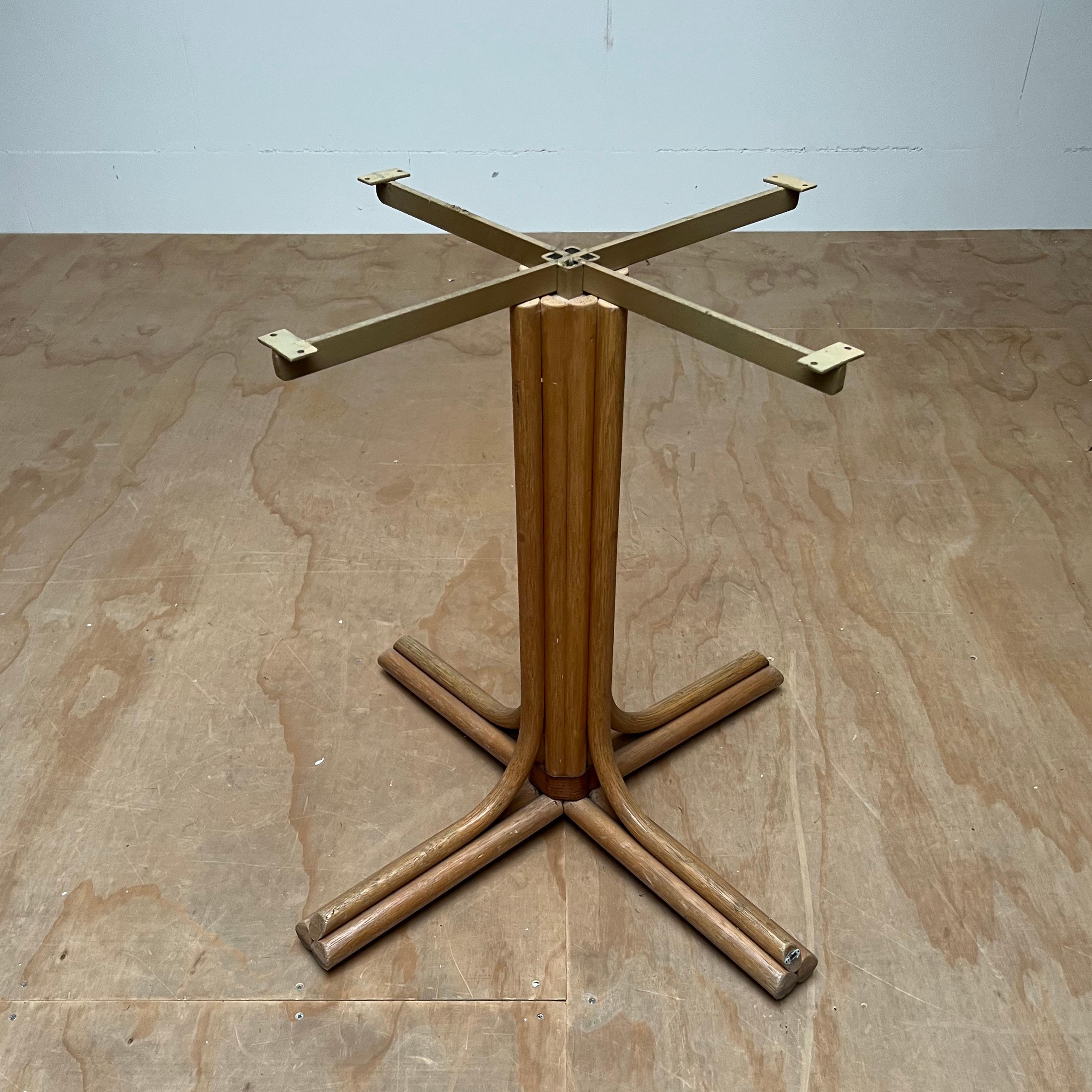 Rare table ronde moderne et élégante en rotin, cuir et chêne du milieu du siècle dernier, fabriquée à la main Bon état - En vente à Lisse, NL