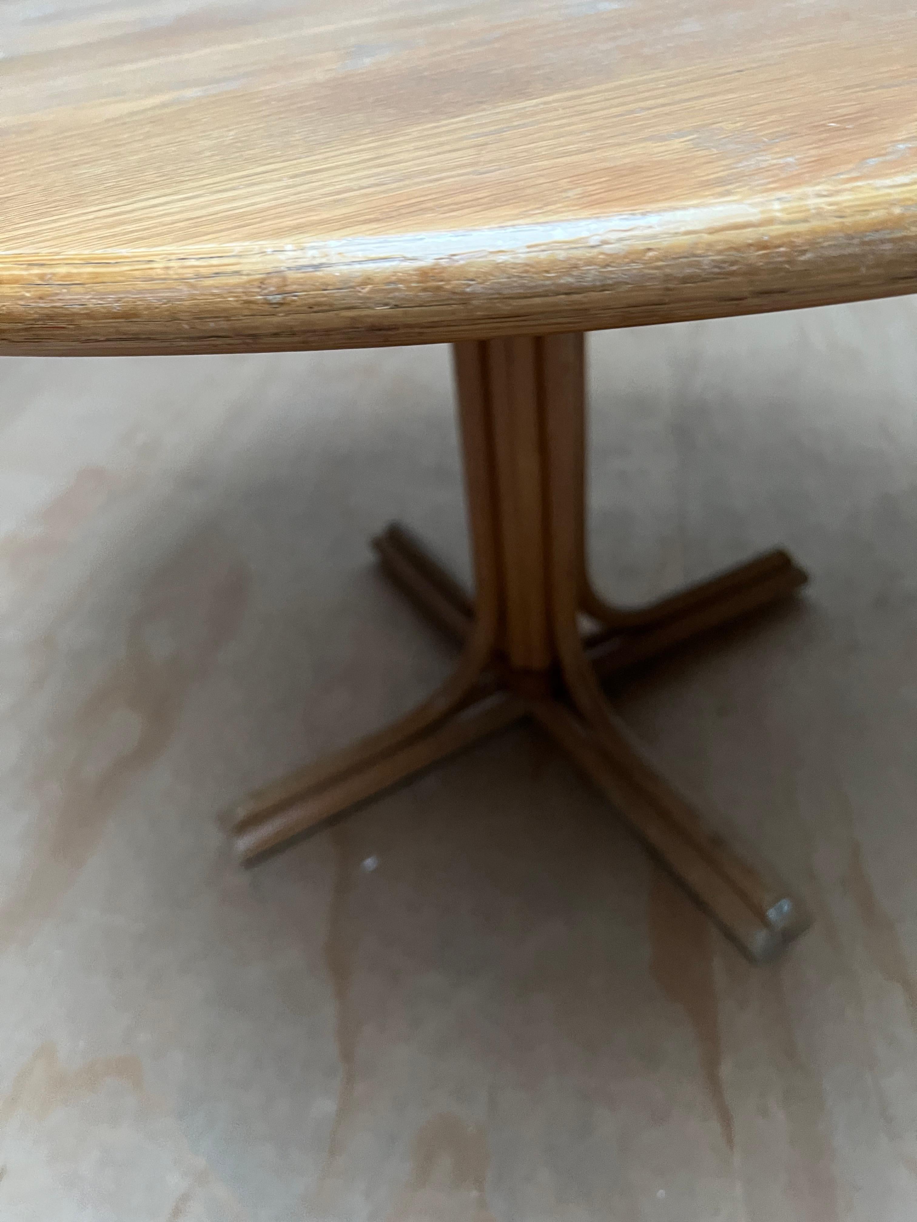 Cuir Rare table ronde moderne et élégante en rotin, cuir et chêne du milieu du siècle dernier, fabriquée à la main en vente