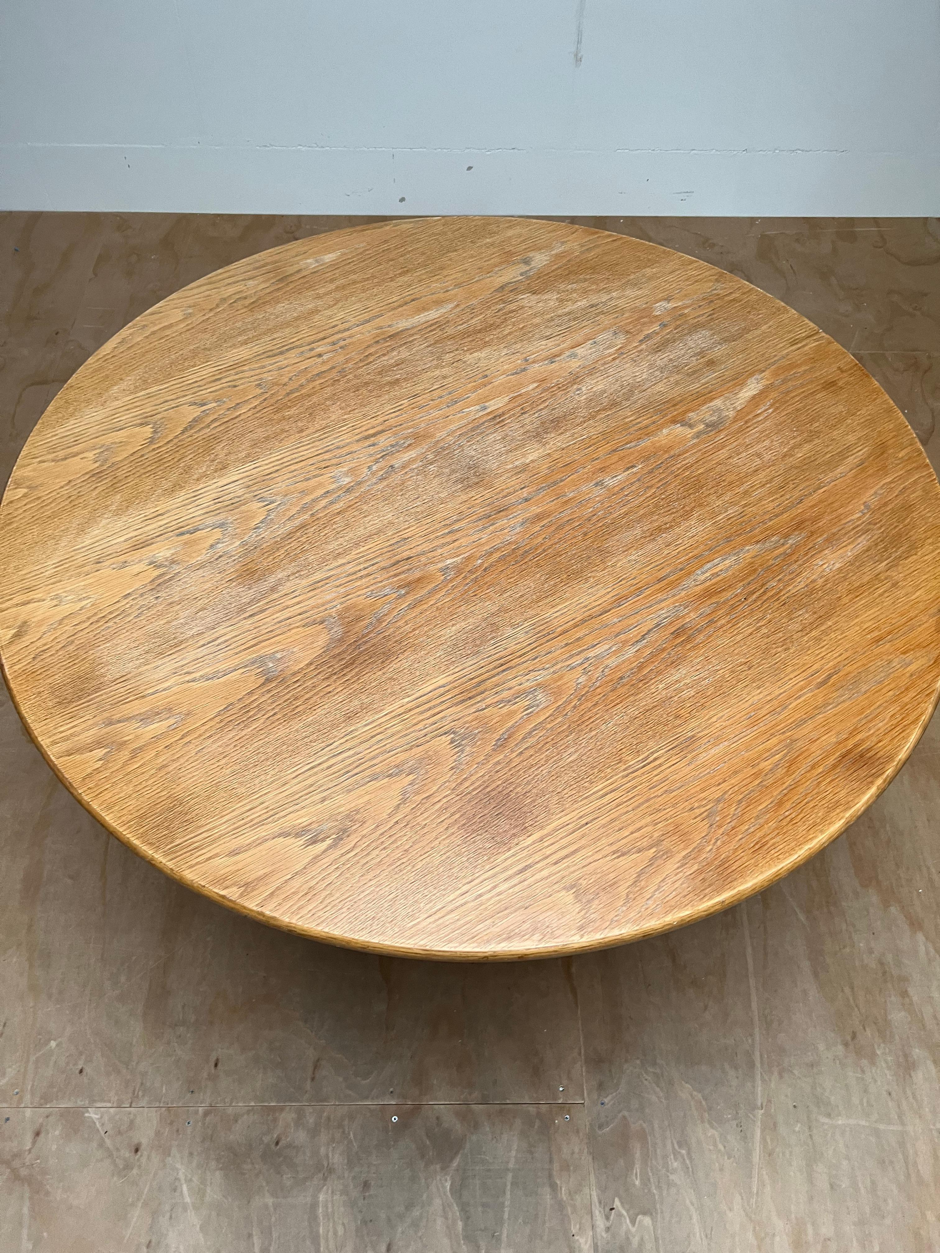 Rare table ronde moderne et élégante en rotin, cuir et chêne du milieu du siècle dernier, fabriquée à la main en vente 1