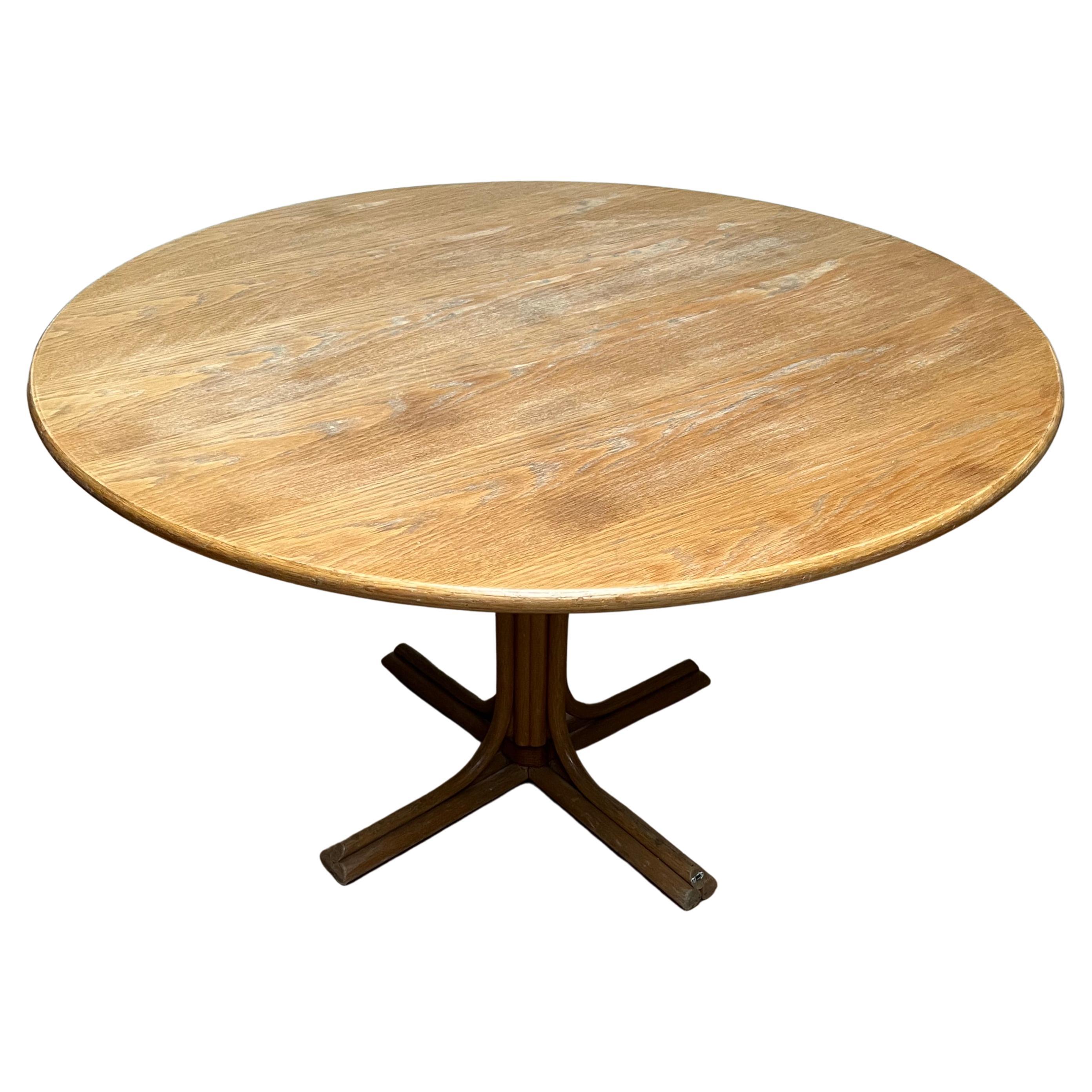 Rare table ronde moderne et élégante en rotin, cuir et chêne du milieu du siècle dernier, fabriquée à la main en vente