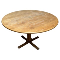 Rare table ronde moderne et élégante en rotin, cuir et chêne du milieu du siècle dernier, fabriquée à la main