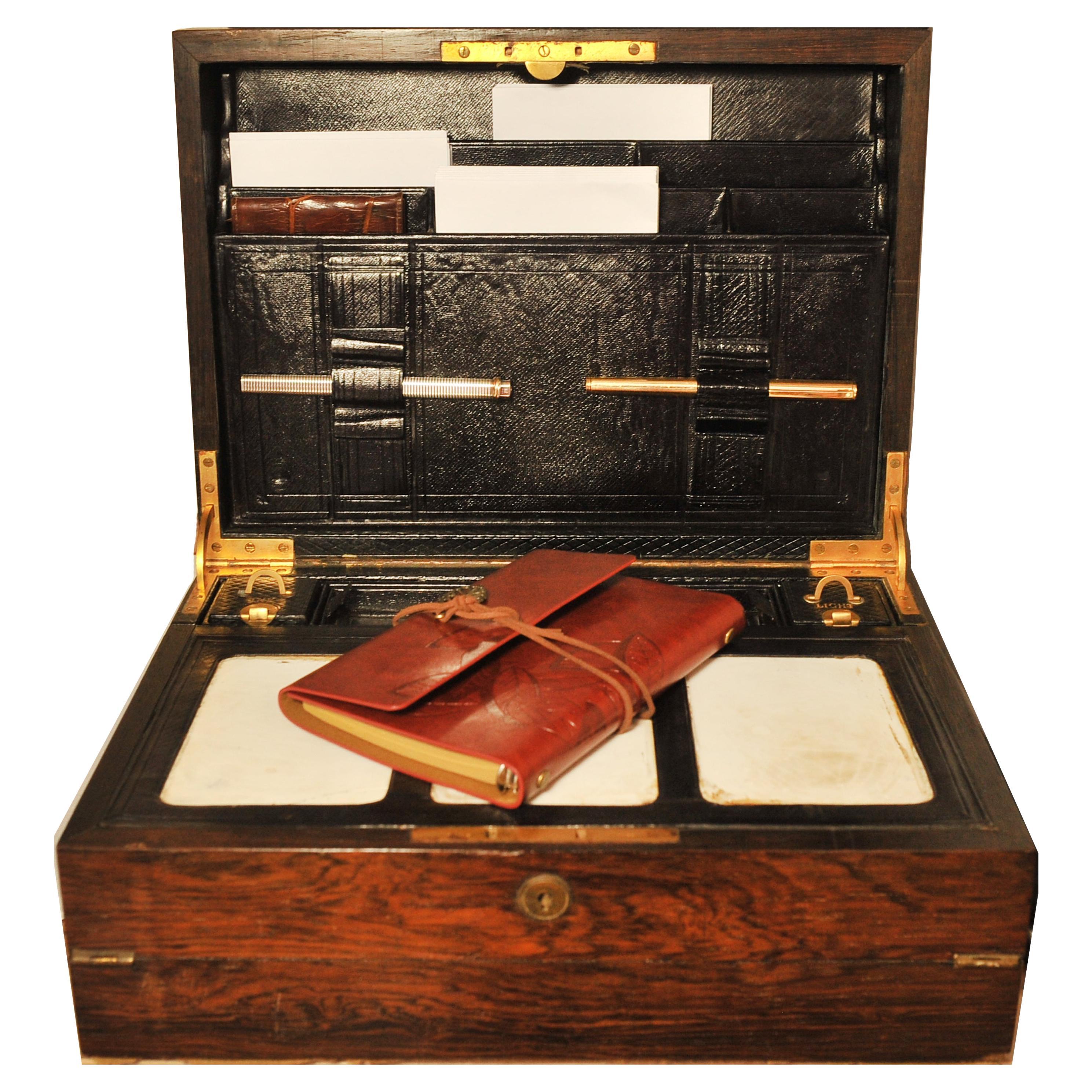 Un bellissimo e lussuoso compagno di scrittura da viaggio pieghevole in legno duro Bramah, realizzato a mano, con interni in pelle, compresse di ceramica per tamponare.
Completo di calamaio dal design accattivante e di fiammiferi per l'accensione.