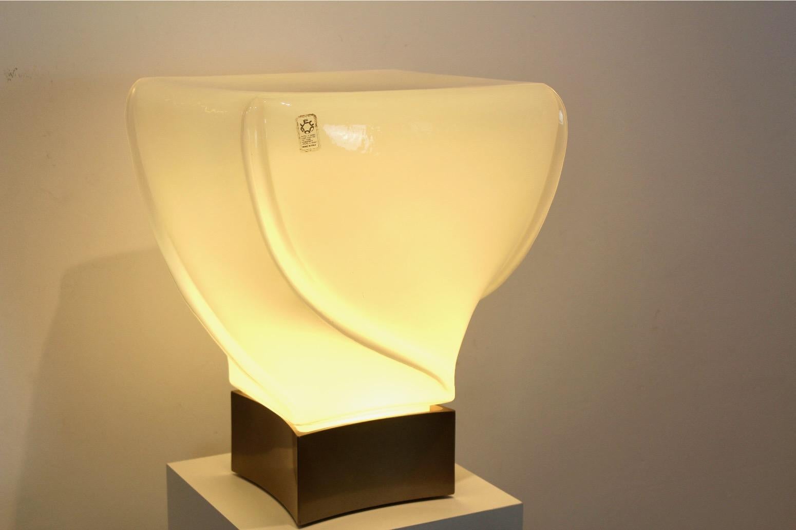 Rare lampe de bureau Leucos faite à la main, édition limitée en verre opalescent blanc en vente 4