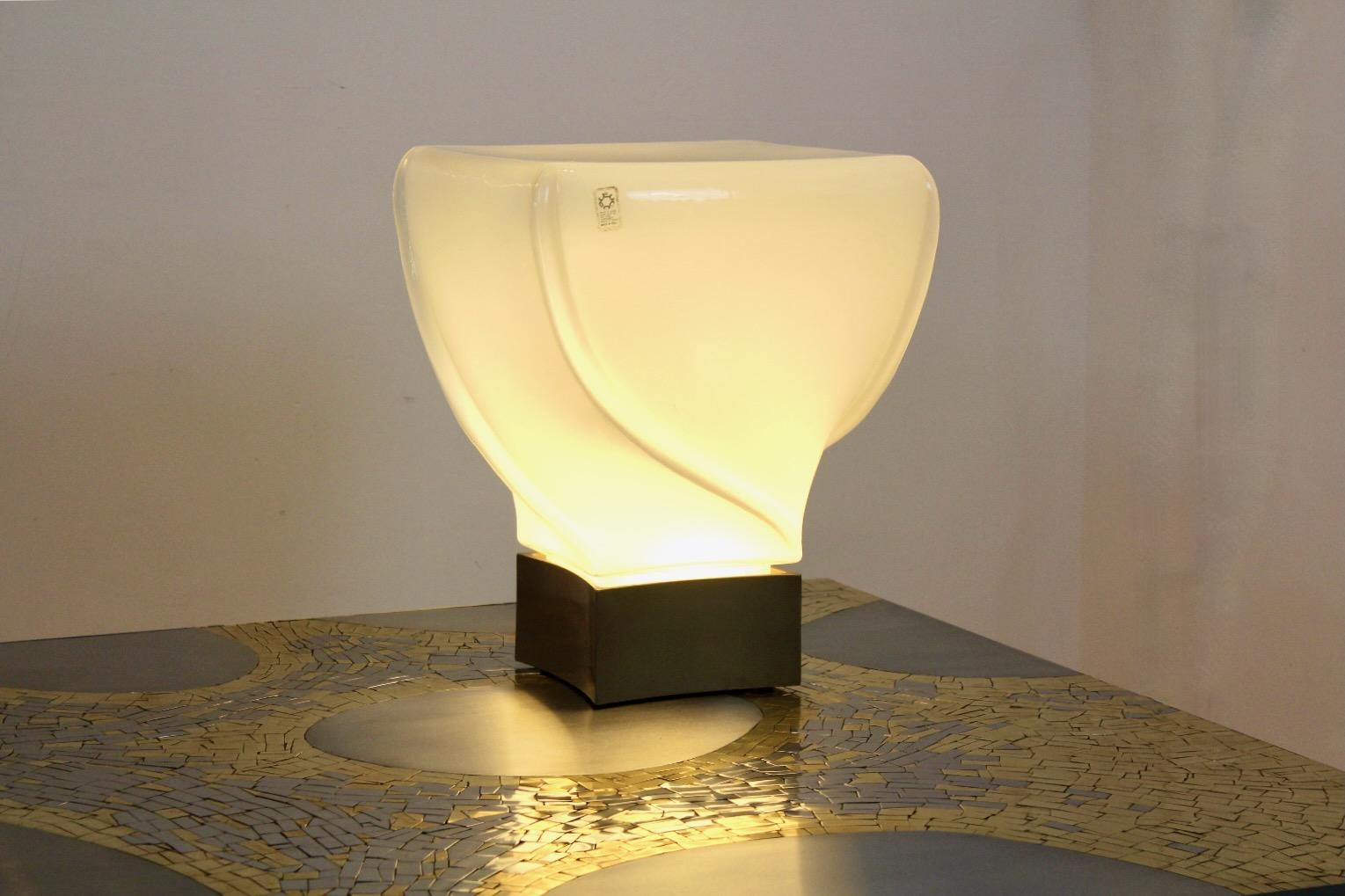italien Rare lampe de bureau Leucos faite à la main, édition limitée en verre opalescent blanc en vente