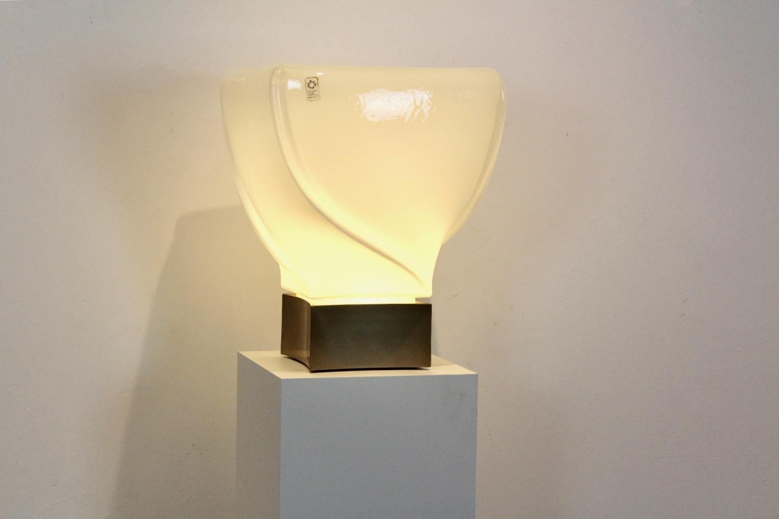 Acier inoxydable Rare lampe de bureau Leucos faite à la main, édition limitée en verre opalescent blanc en vente
