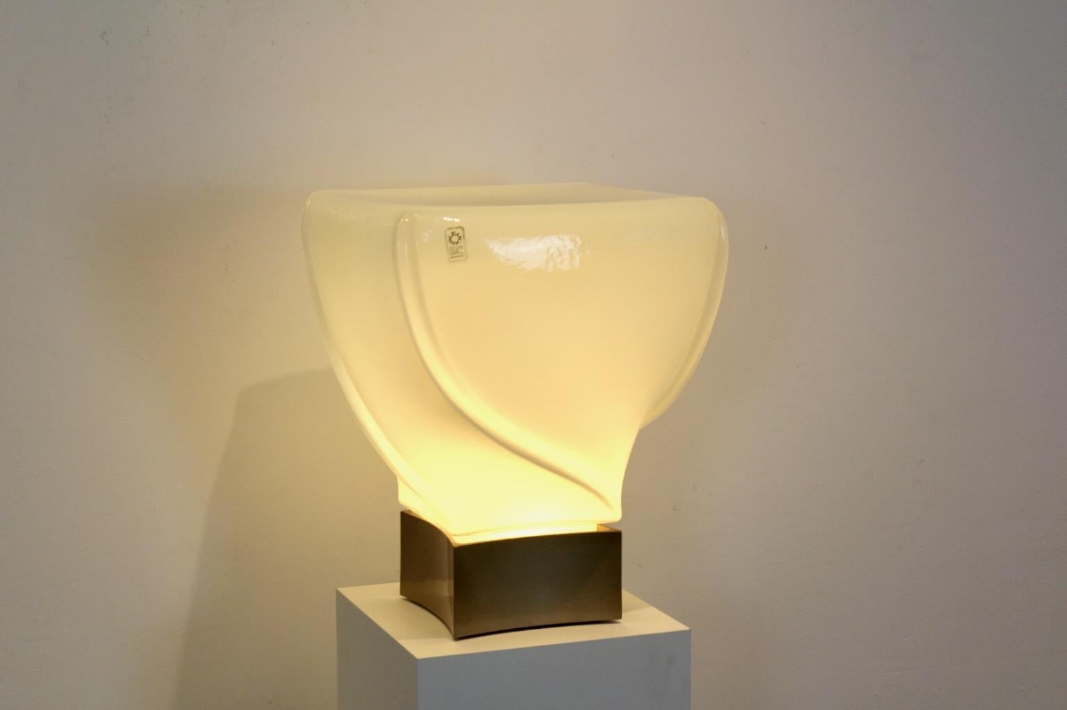 Seltene handgefertigte Leucos-Tischlampe, limitierte Auflage in weißem, opalisierendem Glas im Angebot 2