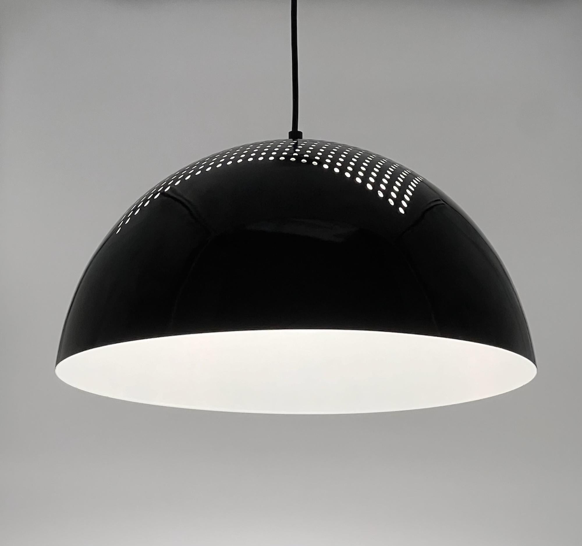 Dive into the timeless allure of 80s lamp design with this exceptional Piuluce Vicenza chandelier, a collector’s gem that encapsulates the essence of minimalist elegance.

Crafted in the 1980s, this large hanging lamp features a metal half-globe