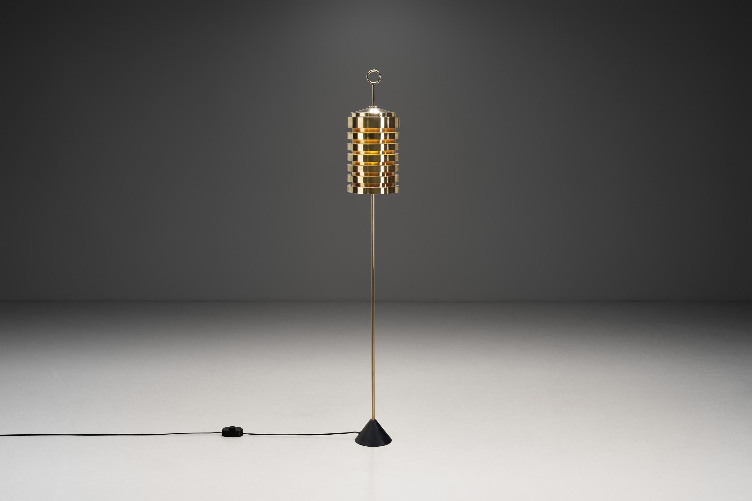 Milieu du XXe siècle Rare lampadaire en laiton Hans-Agne Jakobsson pour AB Markaryd, Suède vers les années 1960 en vente