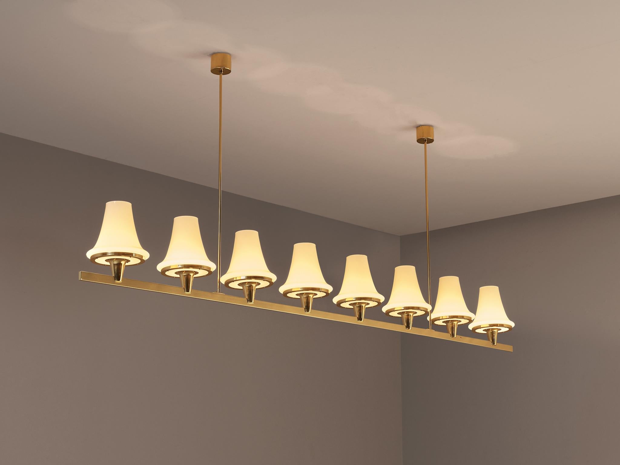 Hans-Agne Jakobsson per Hans-Agne Jakobsson AB in Markaryd, lampadario, modello 'C1280', ottone, vetro, anni '60, Svezia

Disegnato dal famoso maestro svedese Hans-Agne Jakobsson, questo imponente lampadario ha una presenza grandiosa, realizzata con
