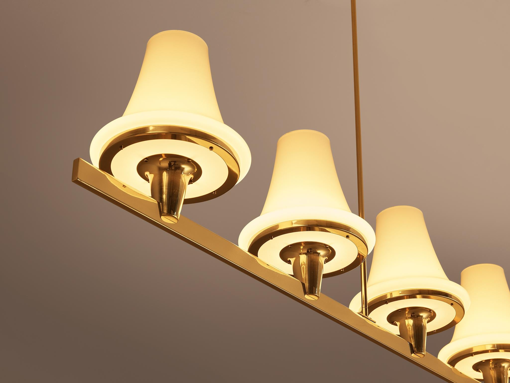 Scandinavo moderno Raro lampadario Hans-Agne Jakobsson 'C1280' in ottone e vetro bianco di 8,2 piedi in vendita