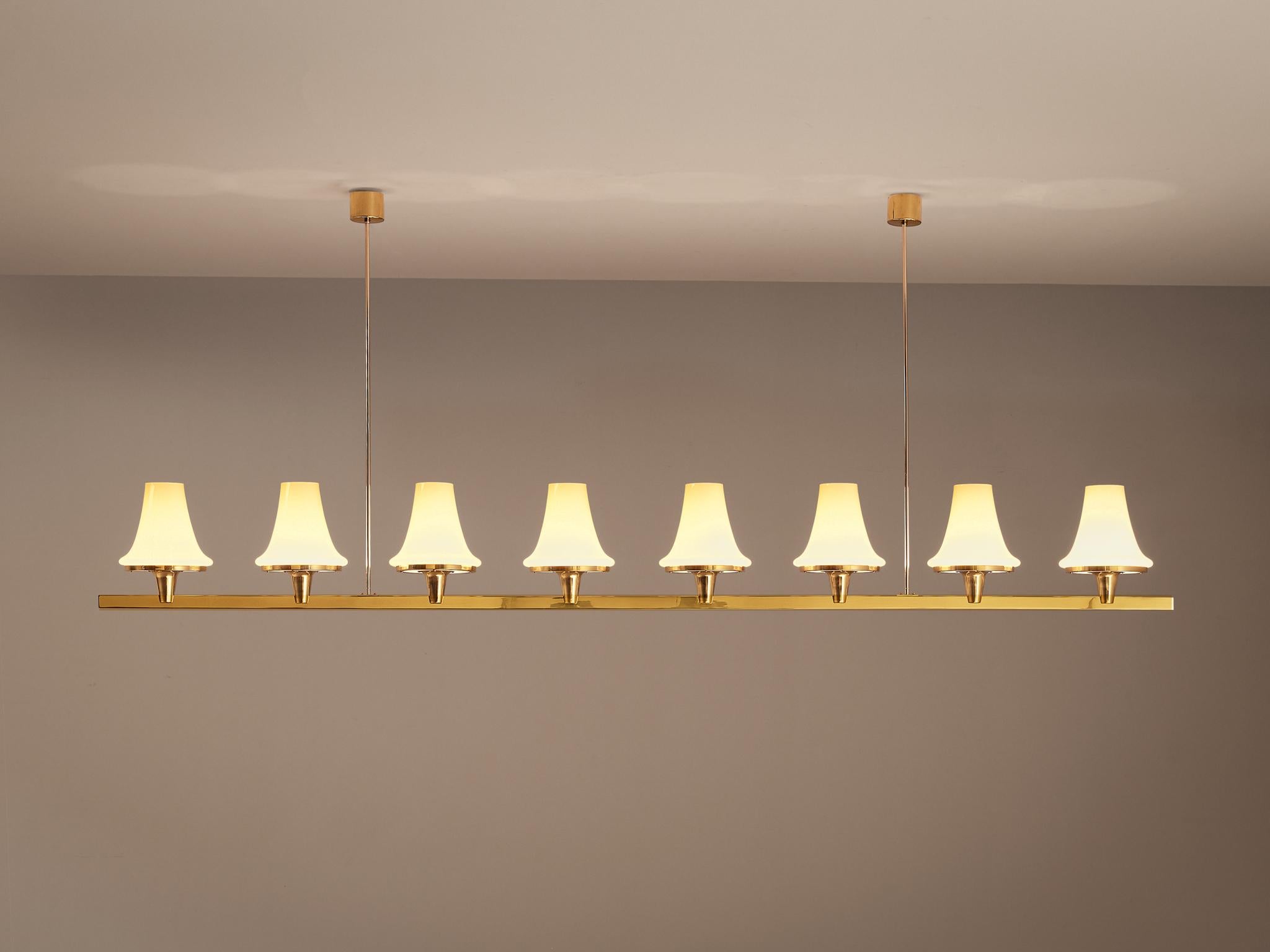 Svedese Raro lampadario Hans-Agne Jakobsson 'C1280' in ottone e vetro bianco di 8,2 piedi in vendita