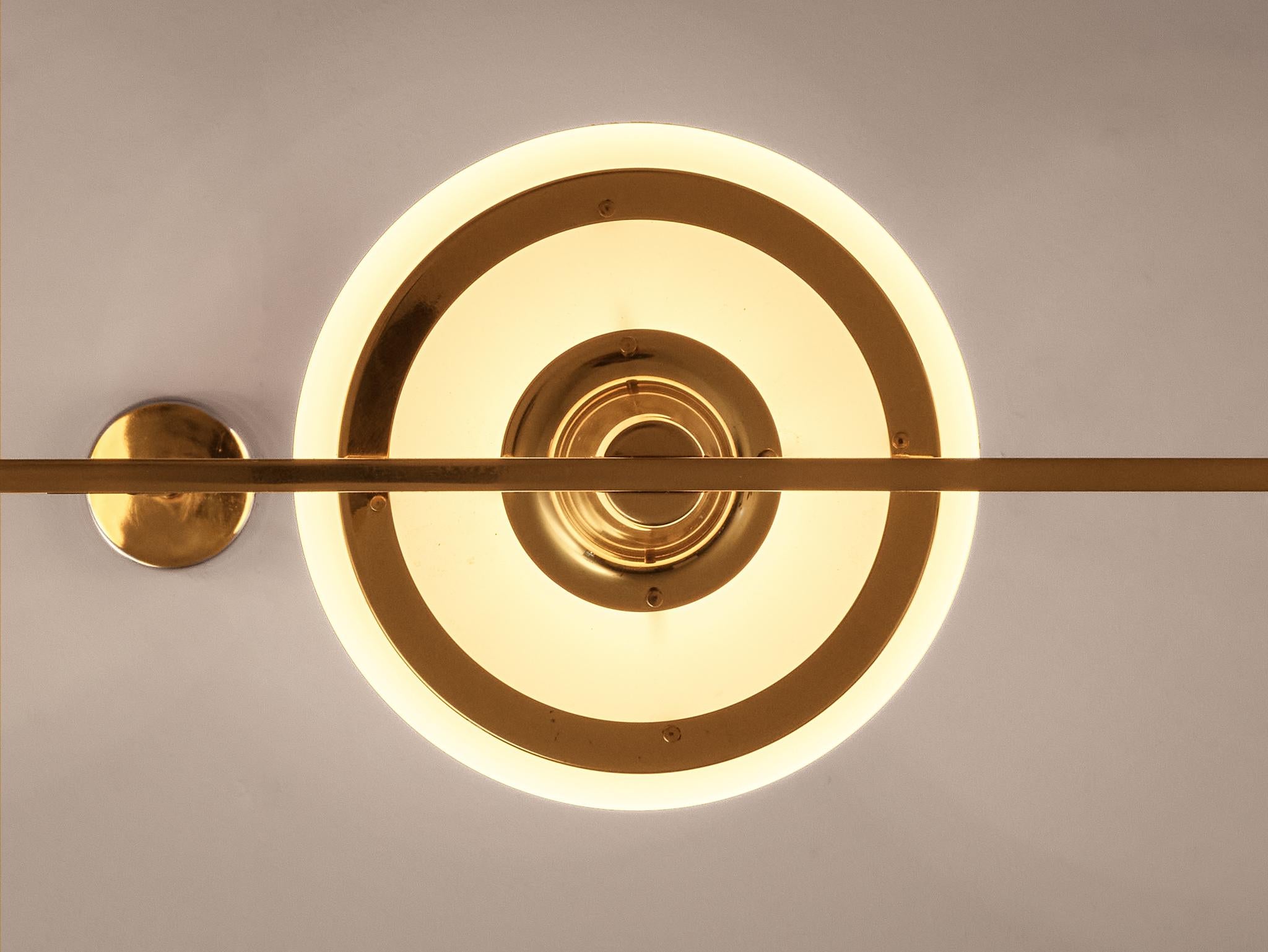 Raro lampadario Hans-Agne Jakobsson 'C1280' in ottone e vetro bianco di 8,2 piedi In condizioni buone in vendita a Waalwijk, NL