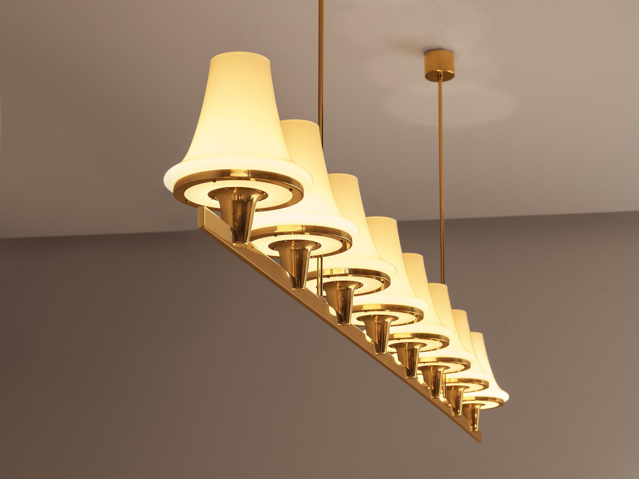 Metà XX secolo Raro lampadario Hans-Agne Jakobsson 'C1280' in ottone e vetro bianco di 8,2 piedi in vendita