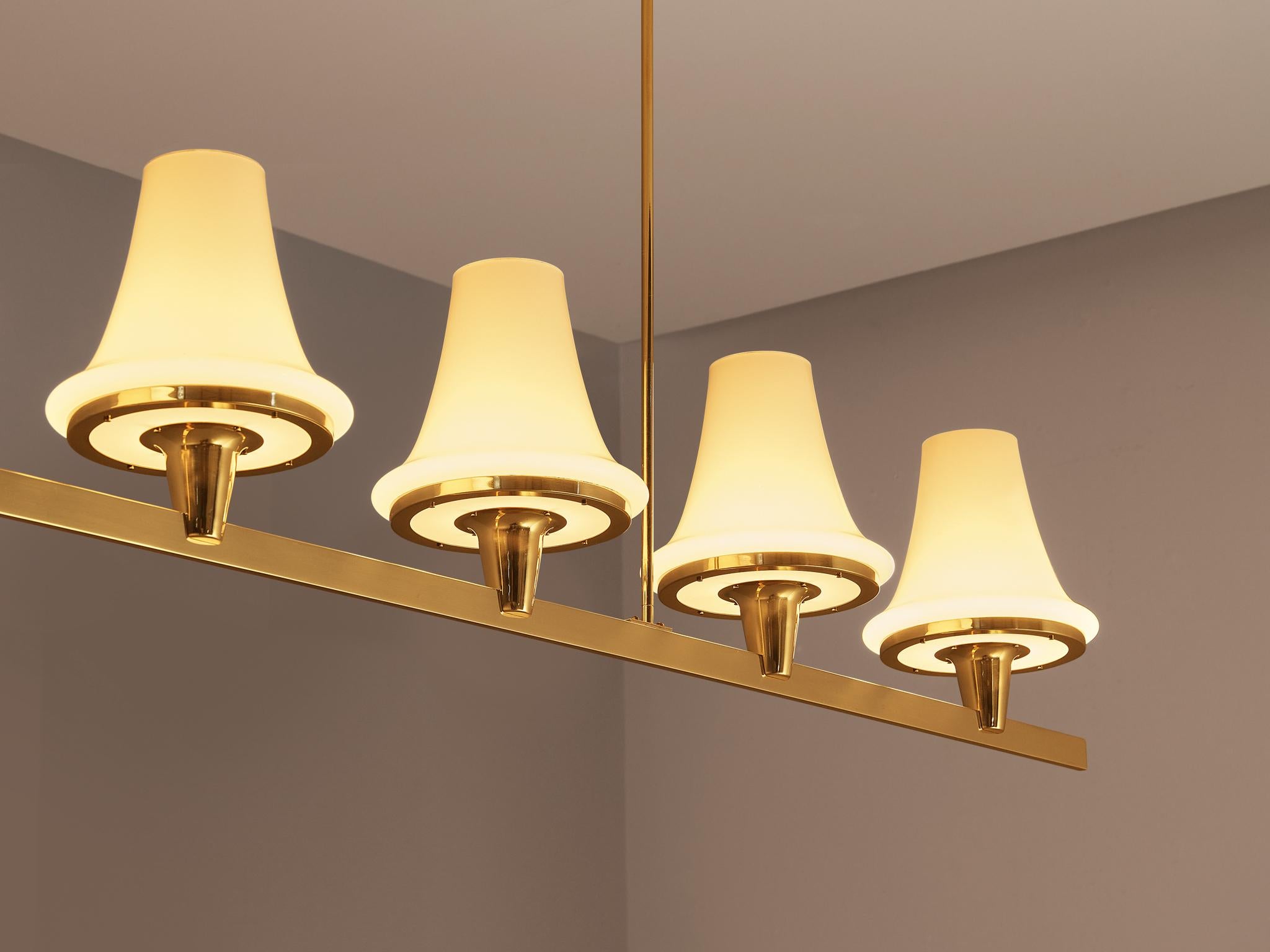Ottone Raro lampadario Hans-Agne Jakobsson 'C1280' in ottone e vetro bianco di 8,2 piedi in vendita