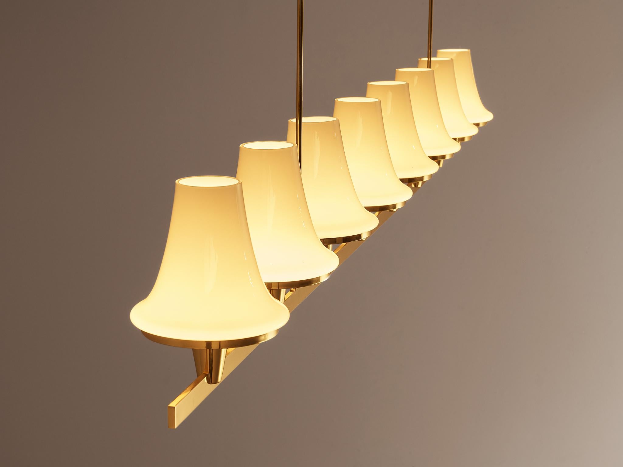 Raro lampadario Hans-Agne Jakobsson 'C1280' in ottone e vetro bianco di 8,2 piedi in vendita 1