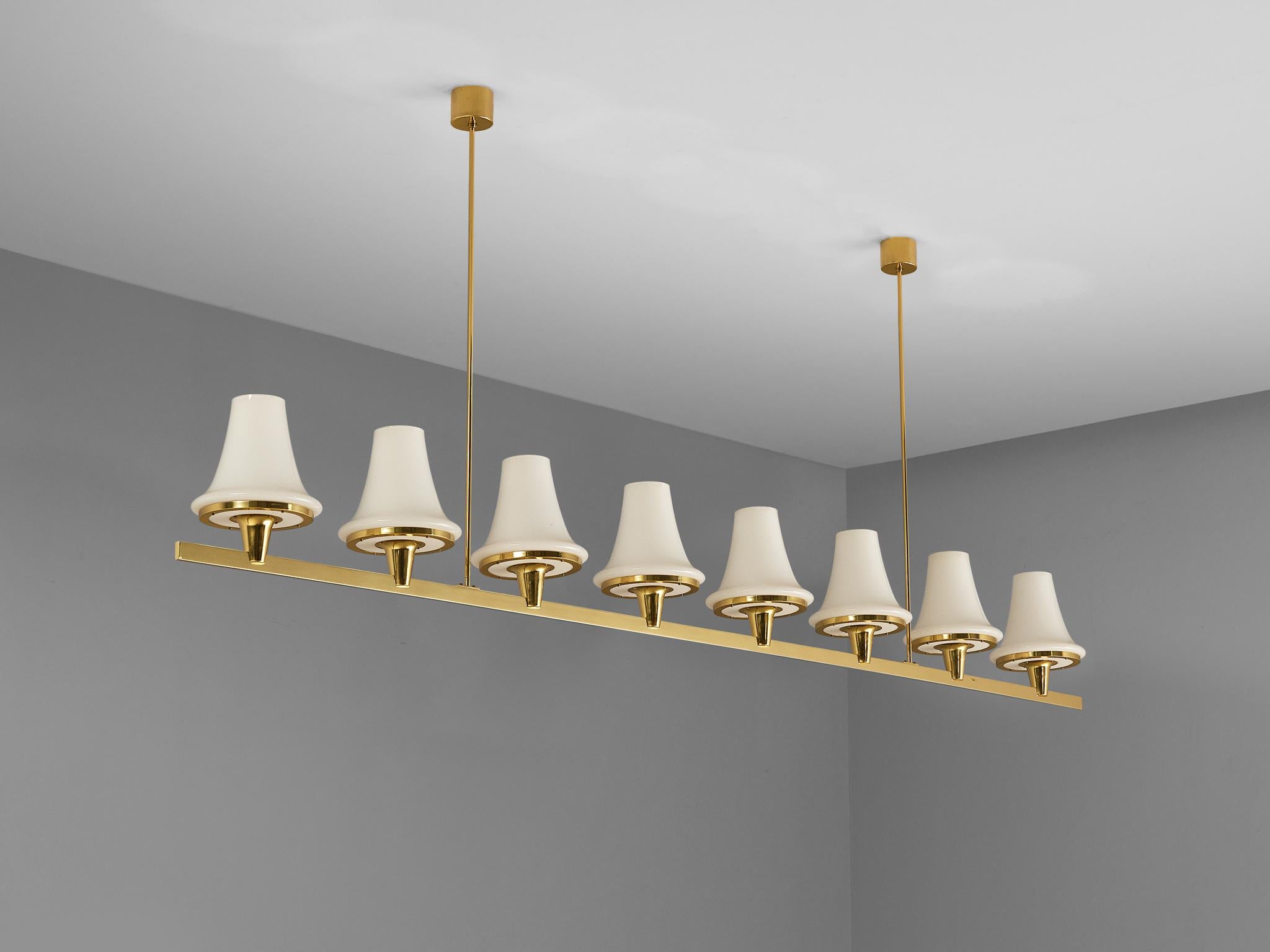 Raro lampadario Hans-Agne Jakobsson 'C1280' in ottone e vetro bianco di 8,2 piedi in vendita 2