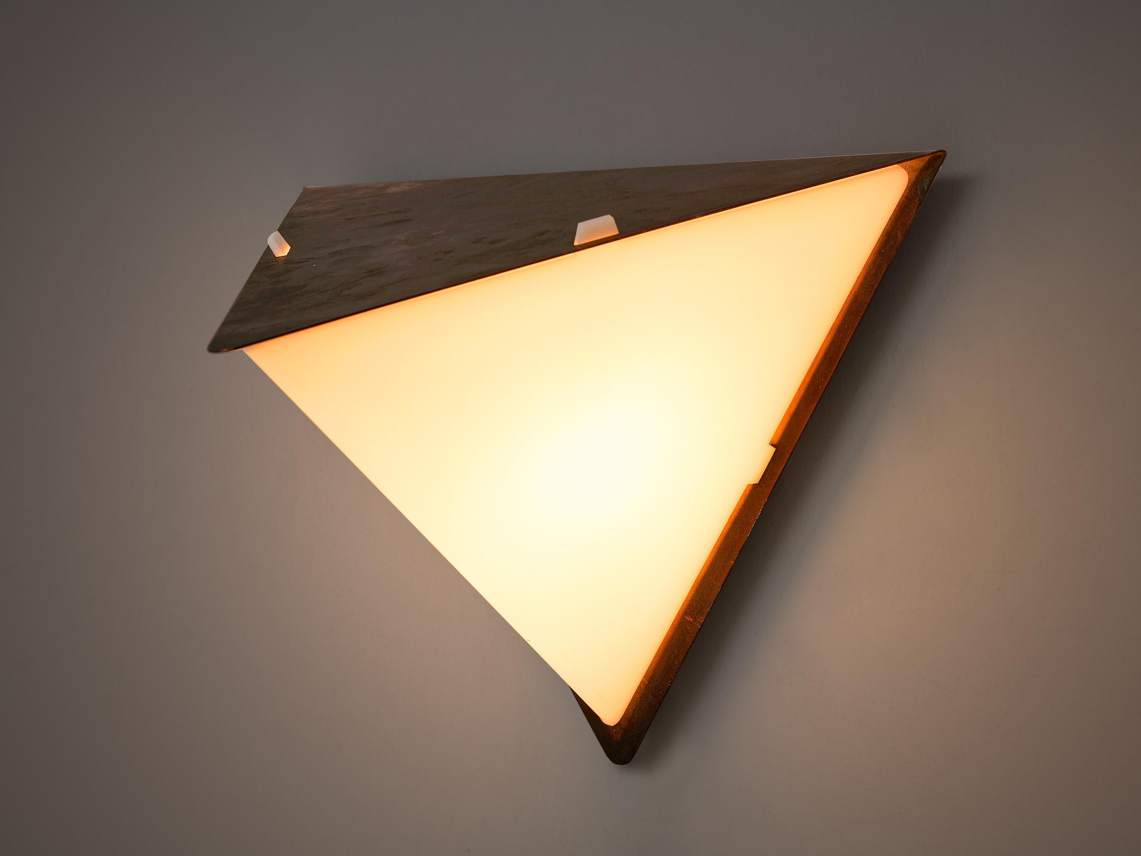 Hans-Agne Jakobsson, wall light, copper, acrylic, Sweden, 1960s

The shape of this wall light consists of multiple triangles. Firstly two connected triangles in copper form the wall fixation and the top. Two more triangles in acrylic fill out the
