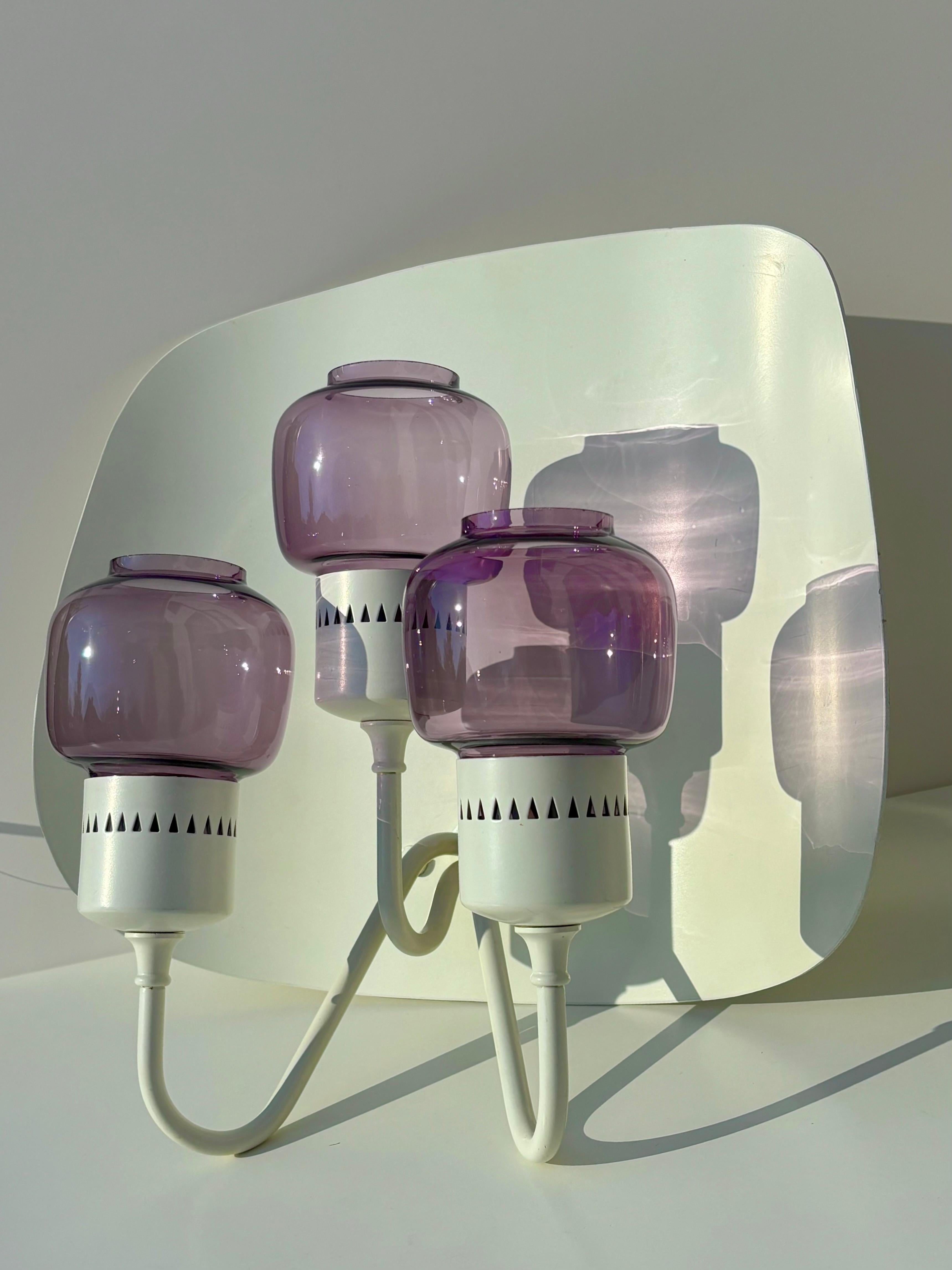 Scandinave moderne Rare applique à trois bras en verre violet Hans-Agne Jakobsson, années 1960 en vente