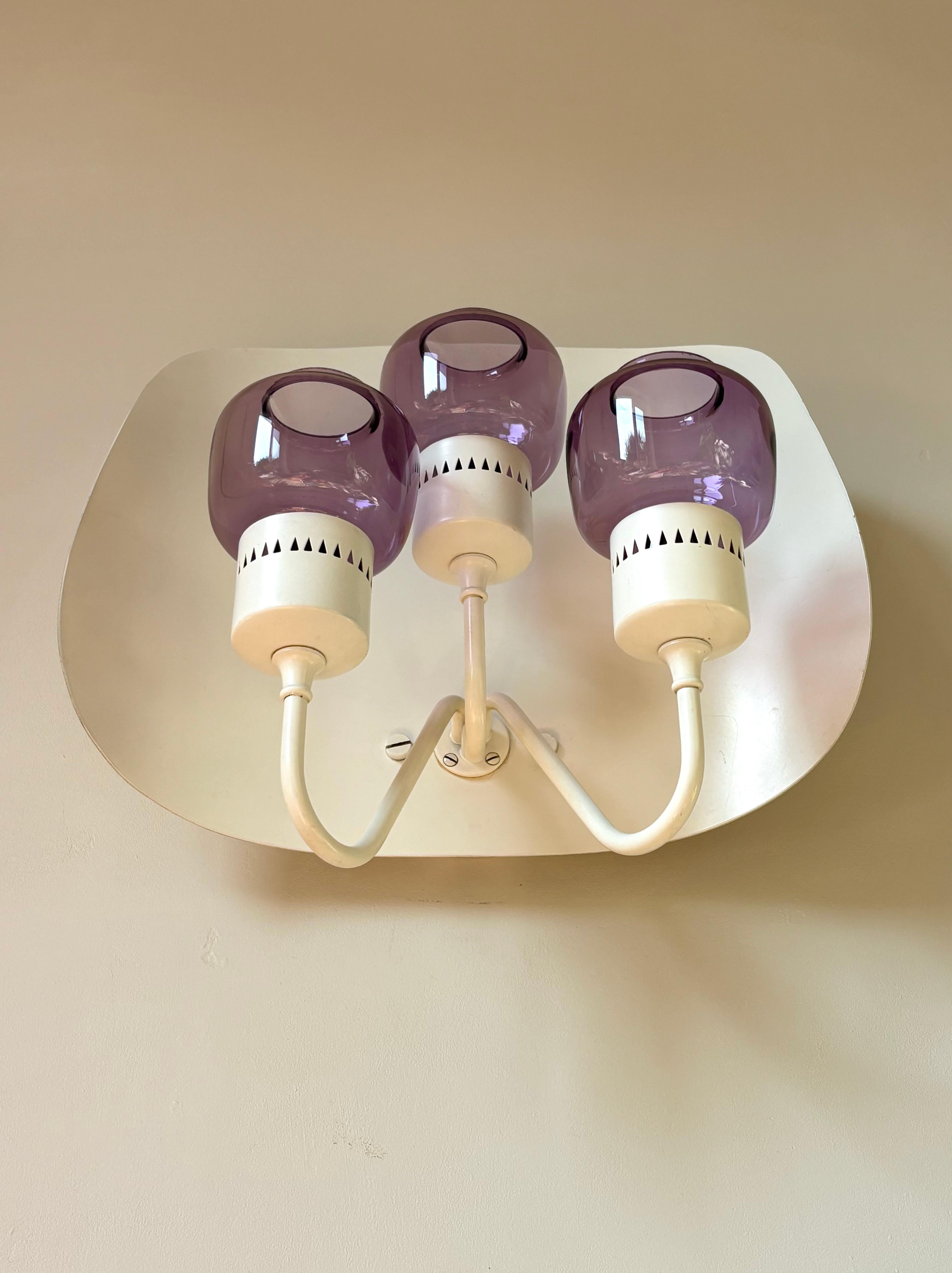 Laqué Rare applique à trois bras en verre violet Hans-Agne Jakobsson, années 1960 en vente