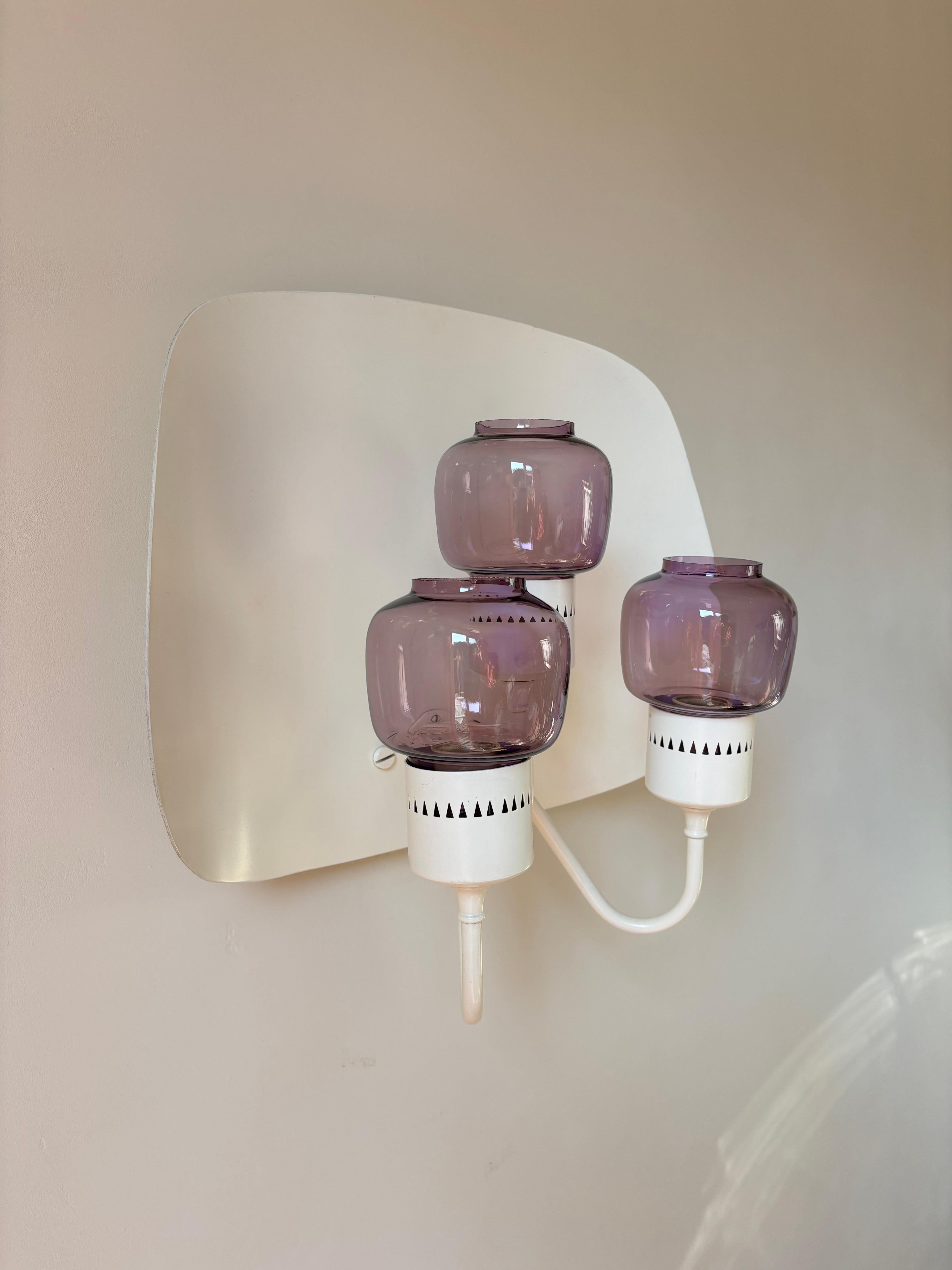 Métal Rare applique à trois bras en verre violet Hans-Agne Jakobsson, années 1960 en vente
