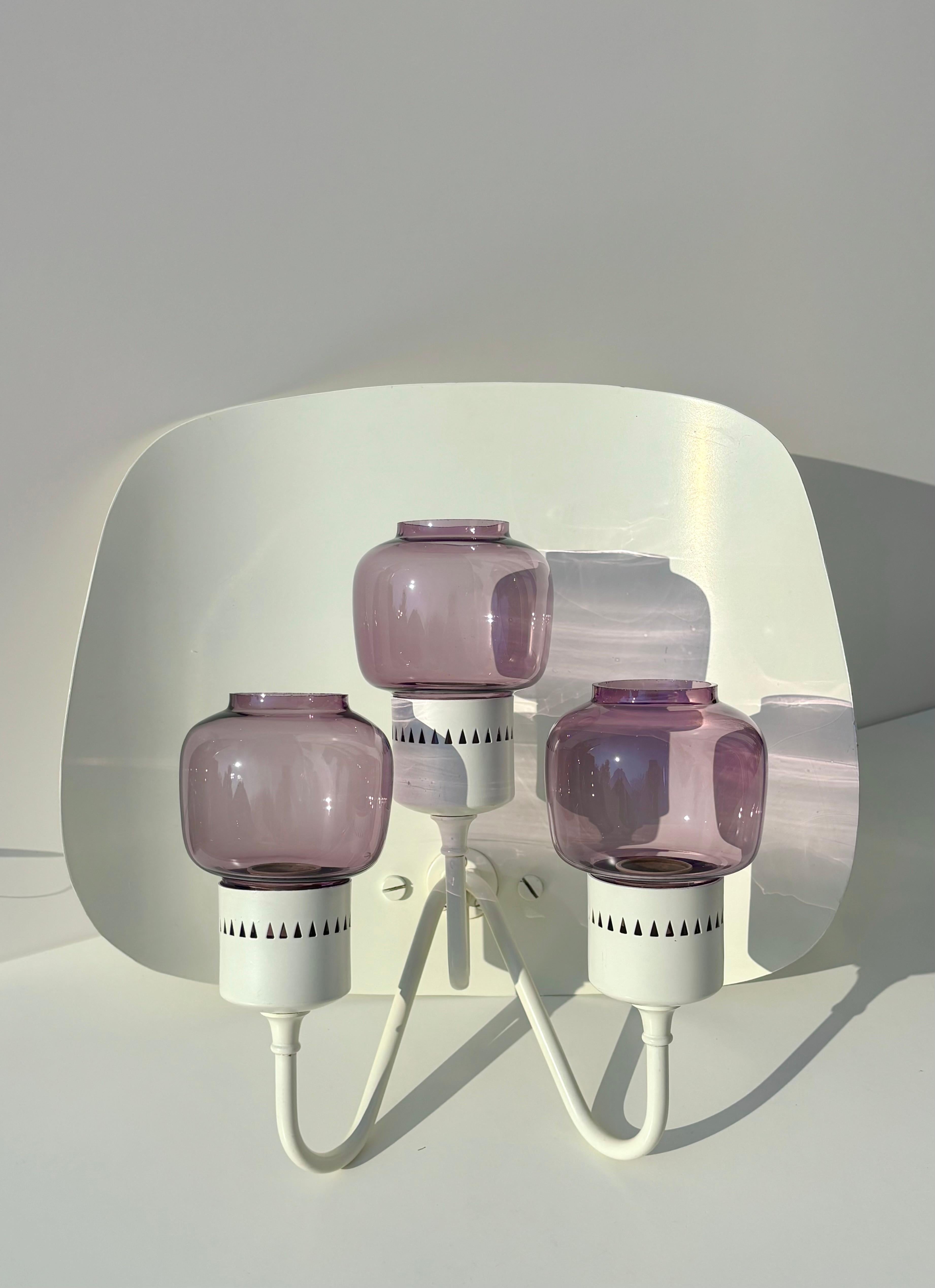 Rare applique à trois bras en verre violet Hans-Agne Jakobsson, années 1960 en vente 1