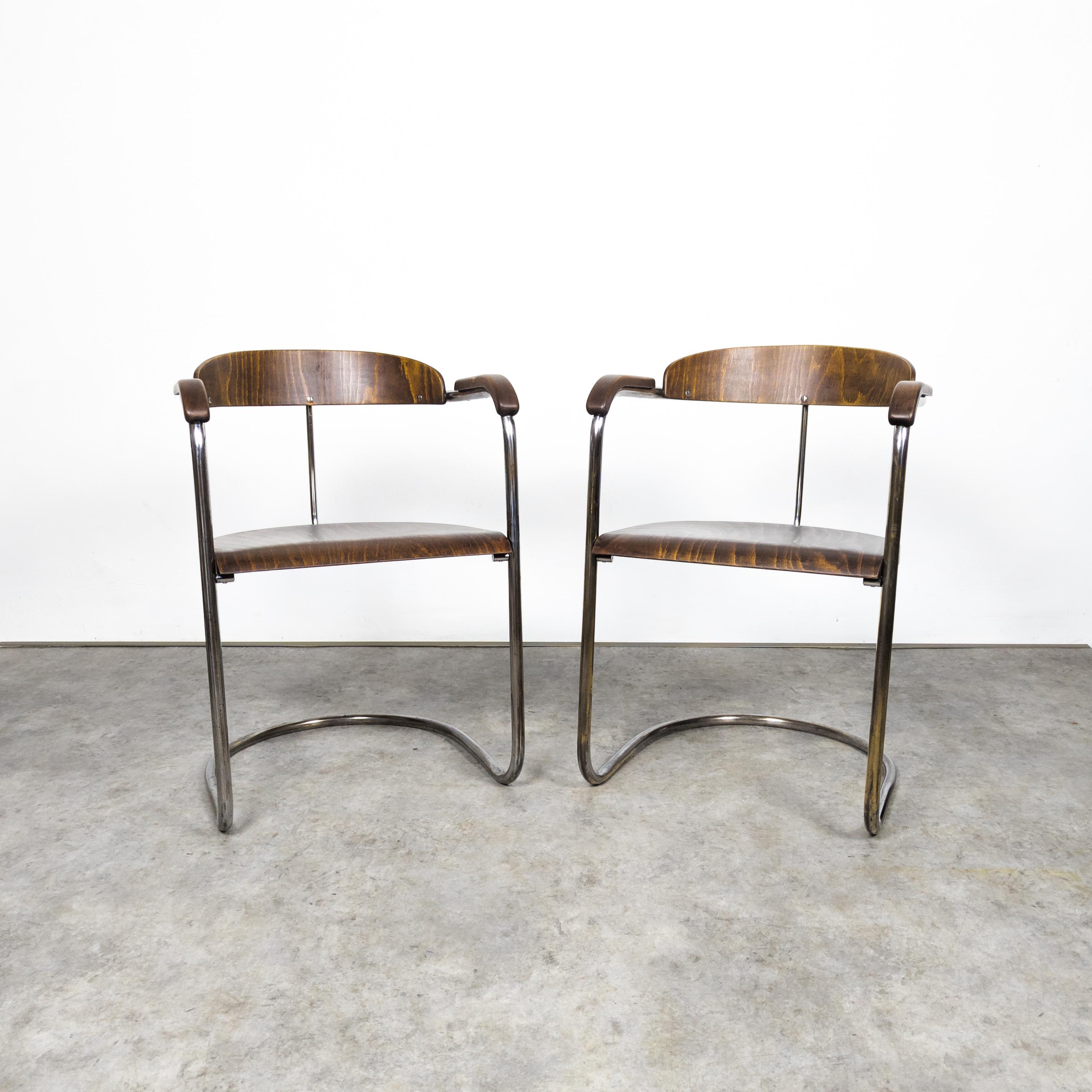 Rare variante des fauteuils SS 33, conçus par Hans & Wassily Luckhardt en 1935 à l'origine pour Desta. Ces exemplaires ont été fabriqués par Gottwald, dans l'ancienne Tchécoslovaquie, dans les années 1930. Produites sous le numéro de catalogue EKS