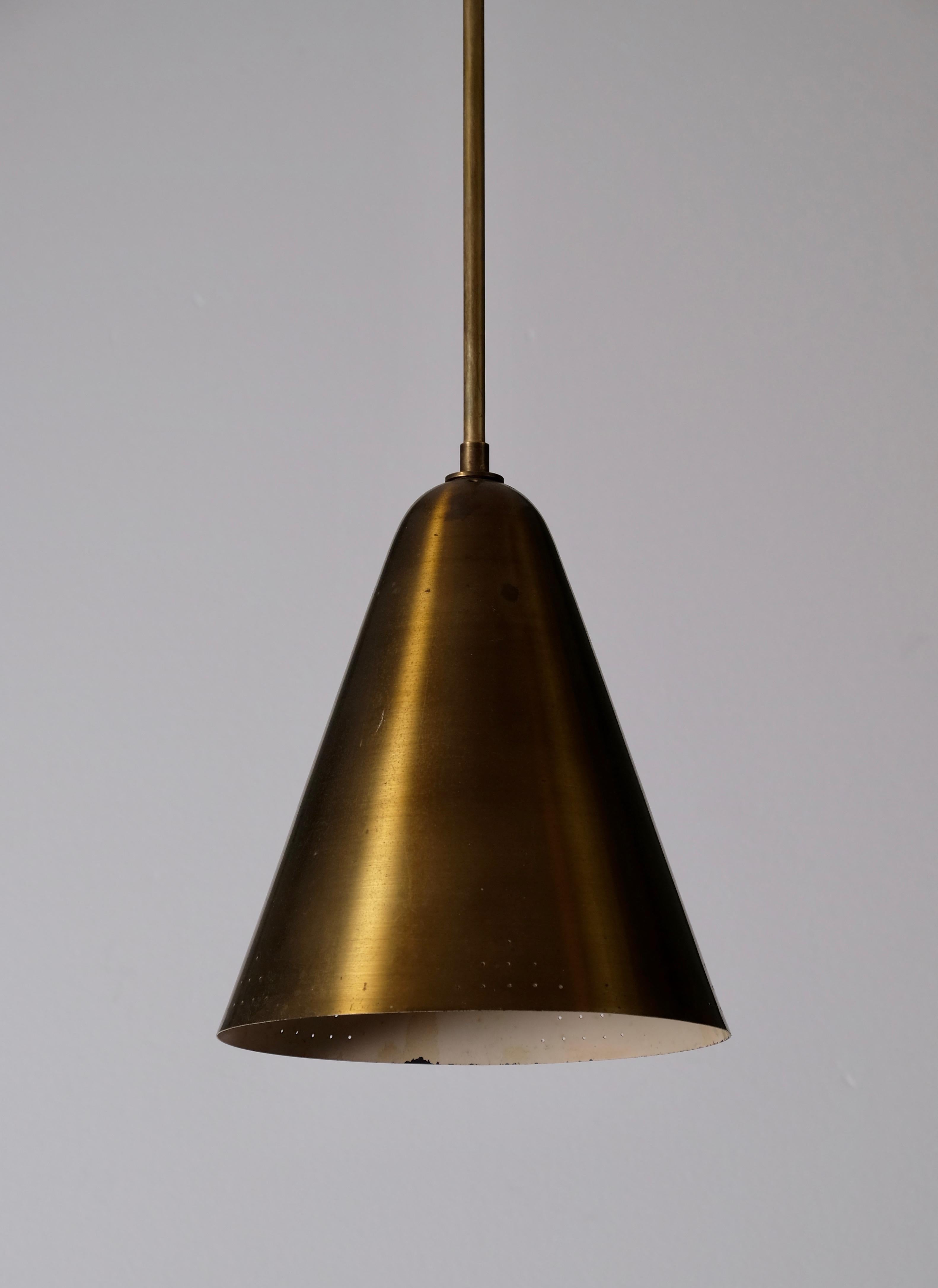 Rare model. Produced by Ateljé Lyktan, Åhus, Sweden, 1950s.
Rewired. Height is adjustable. Perforated brass.