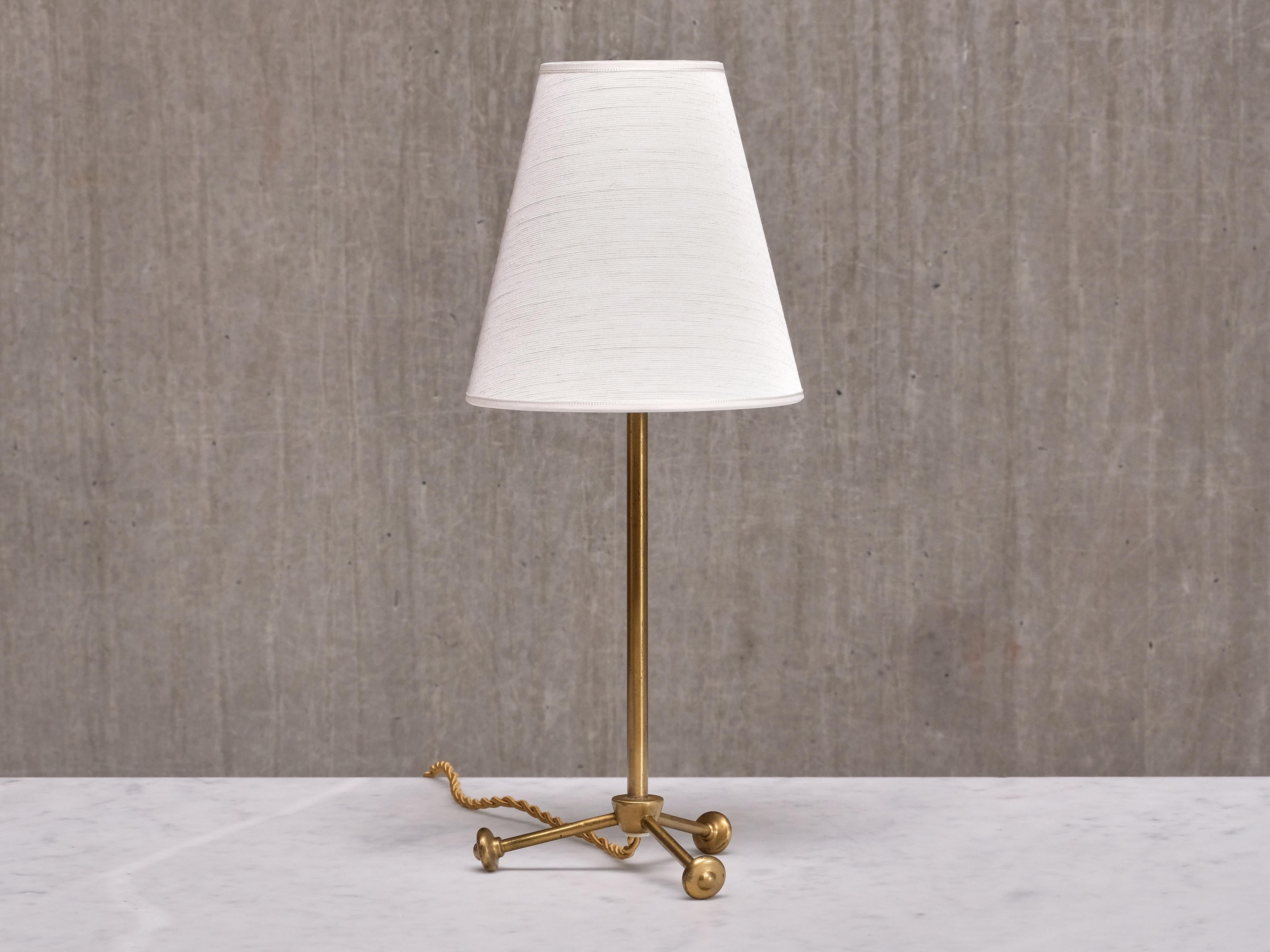 Cette lampe de table rare a été conçue par Hans Bergström à la fin des années 1940. Désigné comme le modèle 732, il a été produit par Ateljé Lyktan à Åhus, en Suède, et est documenté dans le livre de référence d'Ateljé Lyktan.

La charmante base à